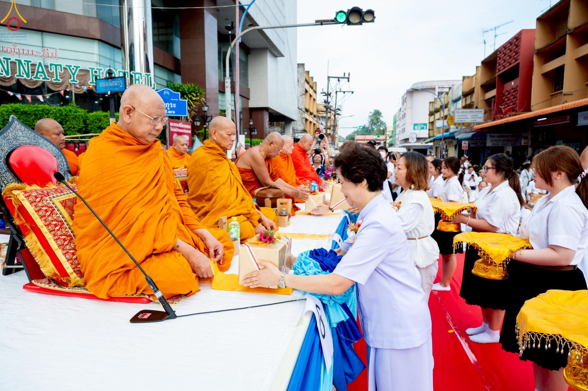 ภาพ No. 237052 : วันอาทิตย์ที่ 10 สิงหาคม พ.ศ. 2568 มหาสังฆทานครั้งยิ่งใหญ่ ตักบาตรพระ 10,000 รูป ถ.นิพัทธ์อุทิศ 3 ใจกลางนครหาดใหญ่ จ.สงขลา (ชุดที่ 2)