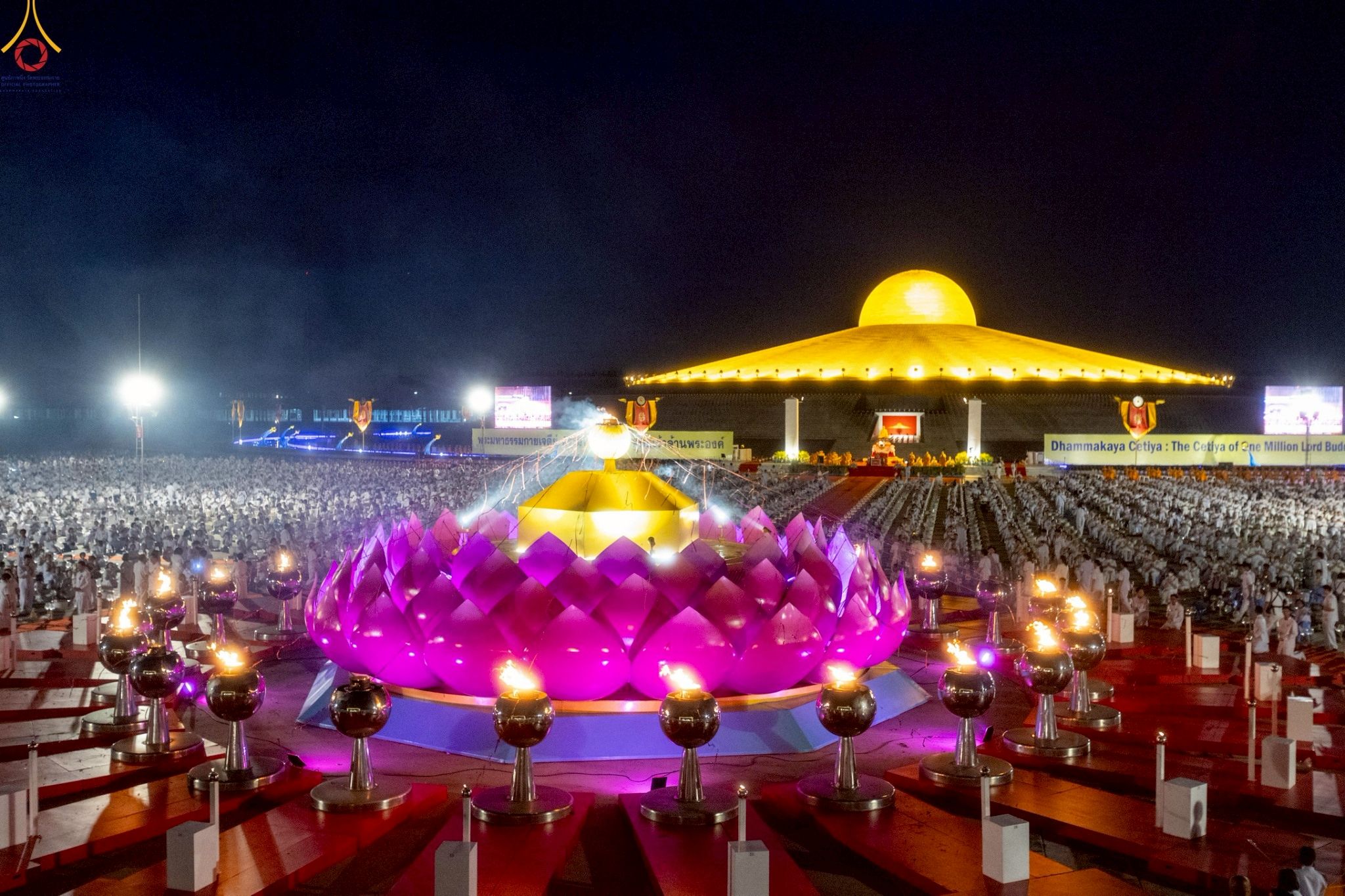 ภาพ No. 253619 : วันที่ 10 ตุลาคม พ.ศ. 2568 พิธีจุดประทีปบูชาพระผู้ปราบมาร, พิธีจุดประทีปบนพระมหาธรรมกายเจดีย์ 20,000 ดวง เนื่องในวันคล้ายวันเกิดครบรอบ 141 ปี พระมงคลเทพมุนี (สด จนฺทสโร)