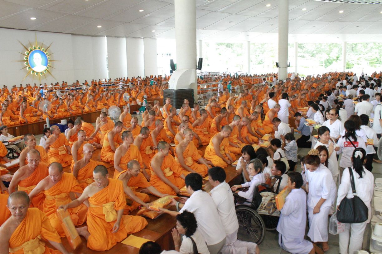 ภาพ No. 3733 : พิธีถวายภัตตาหารเนื่องในวันคล้ายวันละสังขารคุณยายอาจารย์ฯ 10 กันยายน พ.ศ. 2555