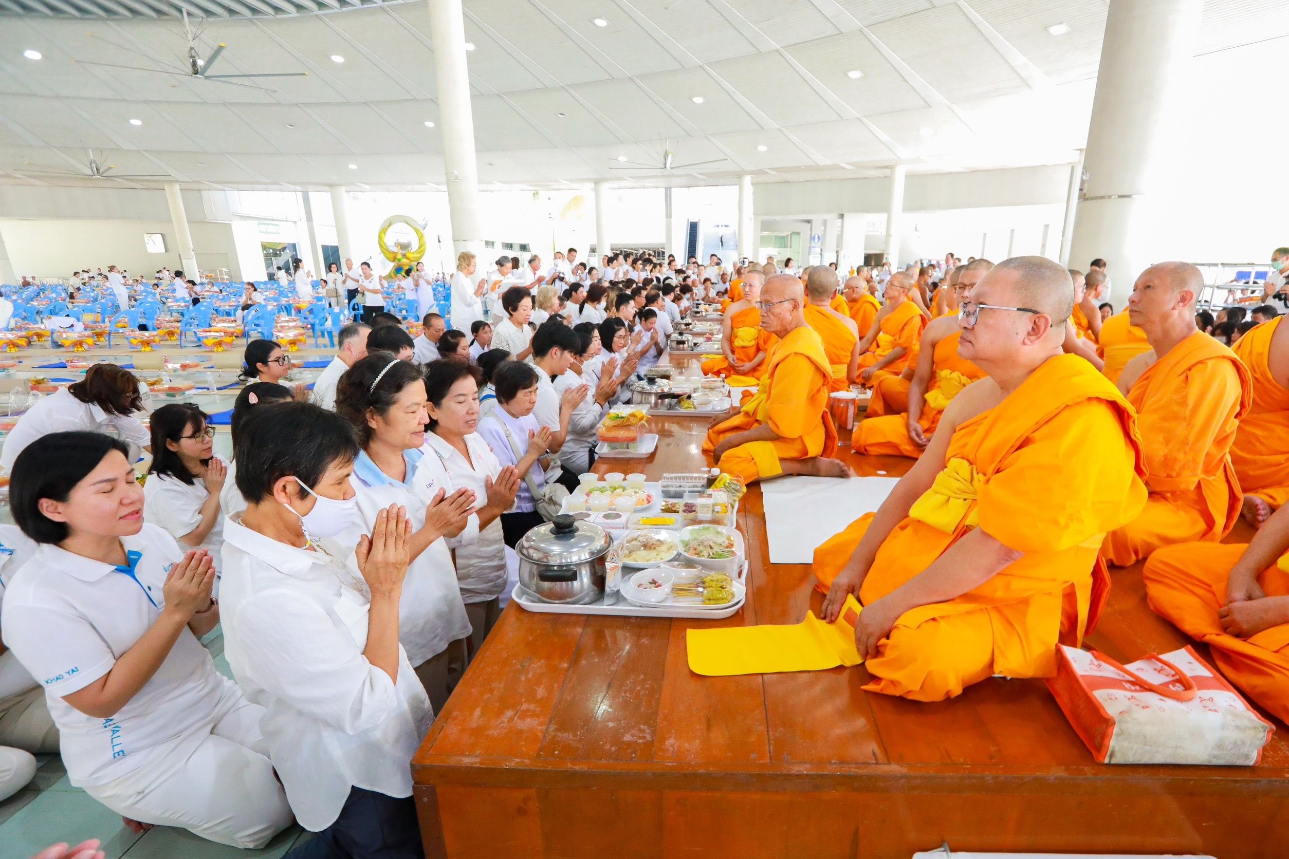 ภาพ No. 147681 : ภาพบรรยากาศ พิธีถวายภัตตาหารเมนูสวรรค์ ในพรรษาแห่งการเข้าถึงธรรม วันเสาร์ที่ 10 สิงหาคม 2567 ณ หอฉันคุณยายอาจารย์ฯ วัดพระธรรมกาย ถ่ายโดย อาสาสมัคร