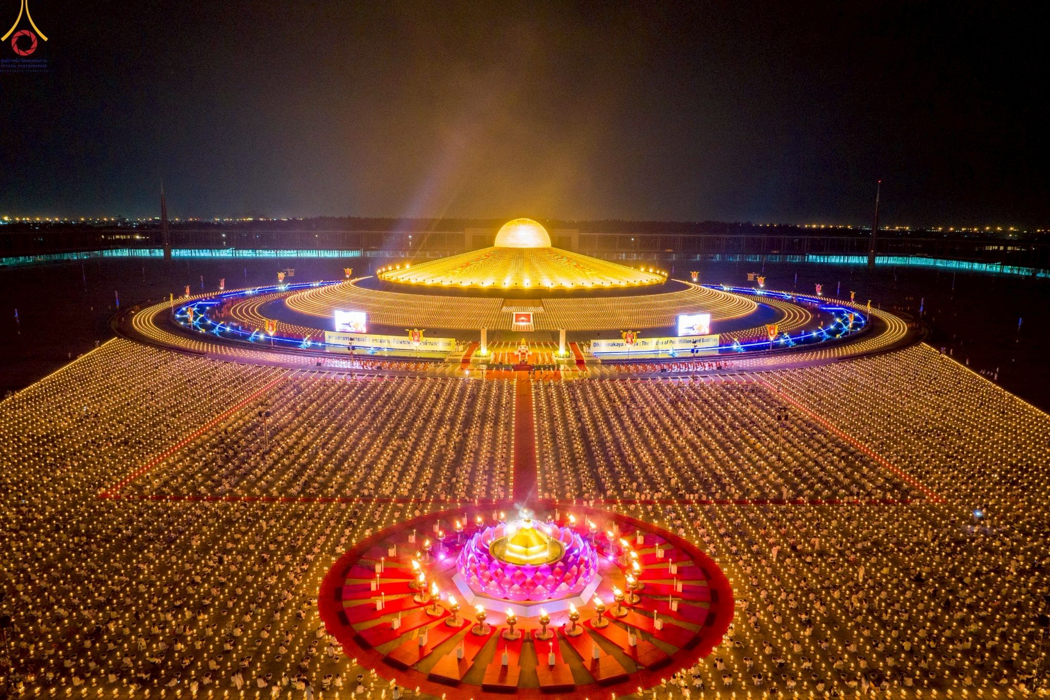 ภาพ No. 253720 : วันที่ 10 ตุลาคม พ.ศ. 2568 พิธีจุดประทีปบูชาพระผู้ปราบมาร, พิธีจุดประทีปบนพระมหาธรรมกายเจดีย์ 20,000 ดวง เนื่องในวันคล้ายวันเกิดครบรอบ 141 ปี พระมงคลเทพมุนี (สด จนฺทสโร)