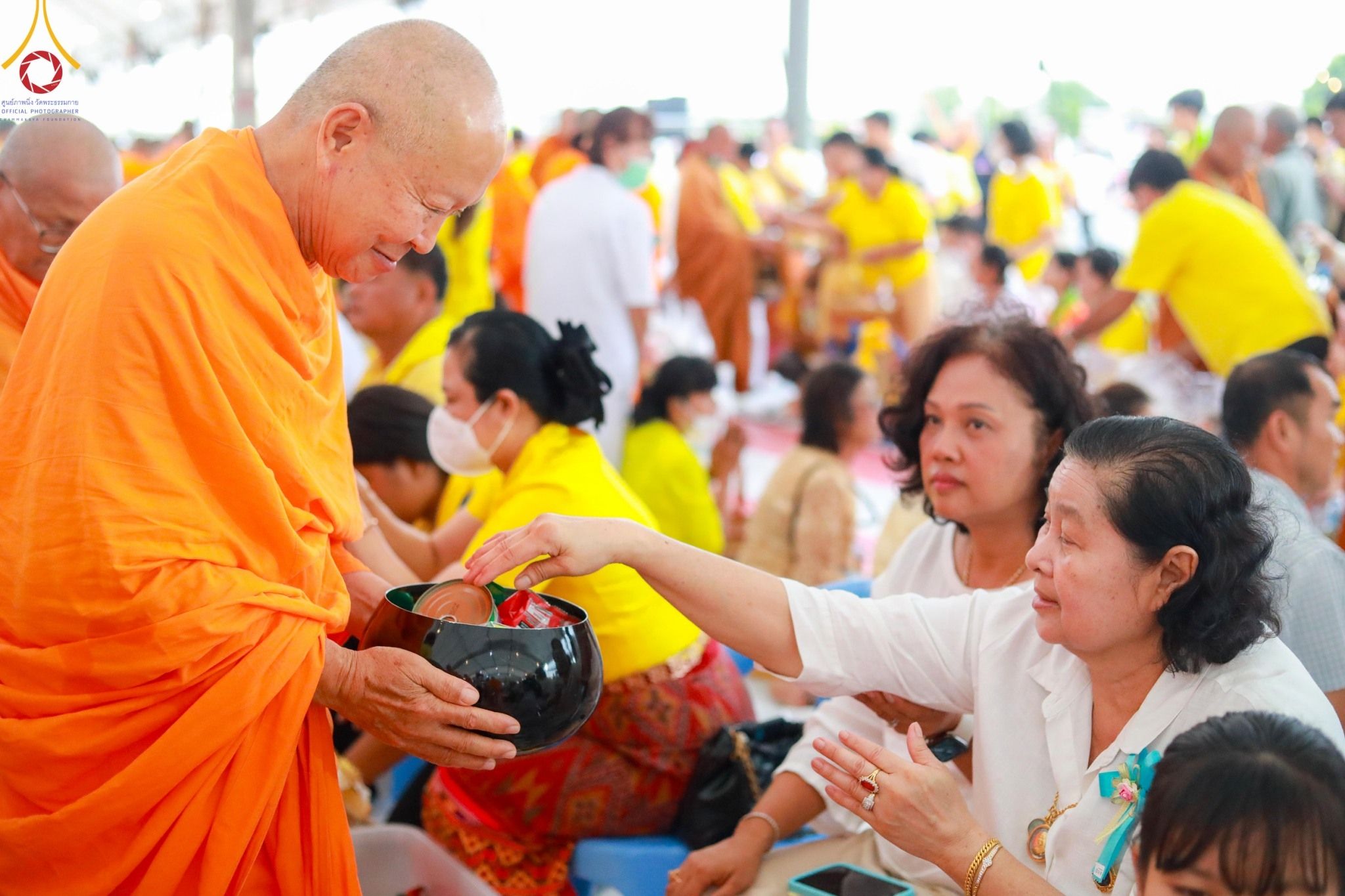 ภาพ No. 146518 : มหาสังฆทานถวายเป็นพุทธบูชาครั้งยิ่งใหญ่ โครงการทำบุญตักบาตร เพื่อถวายเป็นพระราชกุศล เนื่องในโอกาสมหามงคลเฉลิมพระชนมพรรษา พระบาทสมเด็จพระเจ้าอยู่ห้วฯ ทรงเจริญพระชนมพรรษา 6 รอบ 72 พรรษา