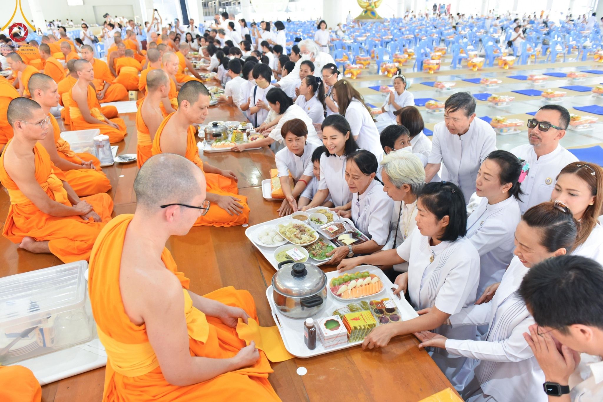 ภาพ No. 147758 : พิธีถวายภัตตาหารเมนูสวรรค์ ในพรรษาแห่งการเข้าถึงธรรม วันเสาร์ที่ 10 สิงหาคม พ.ศ. 2567 ณ หอฉันคุณยายอาจารย์ฯ วัดพระธรรมกาย