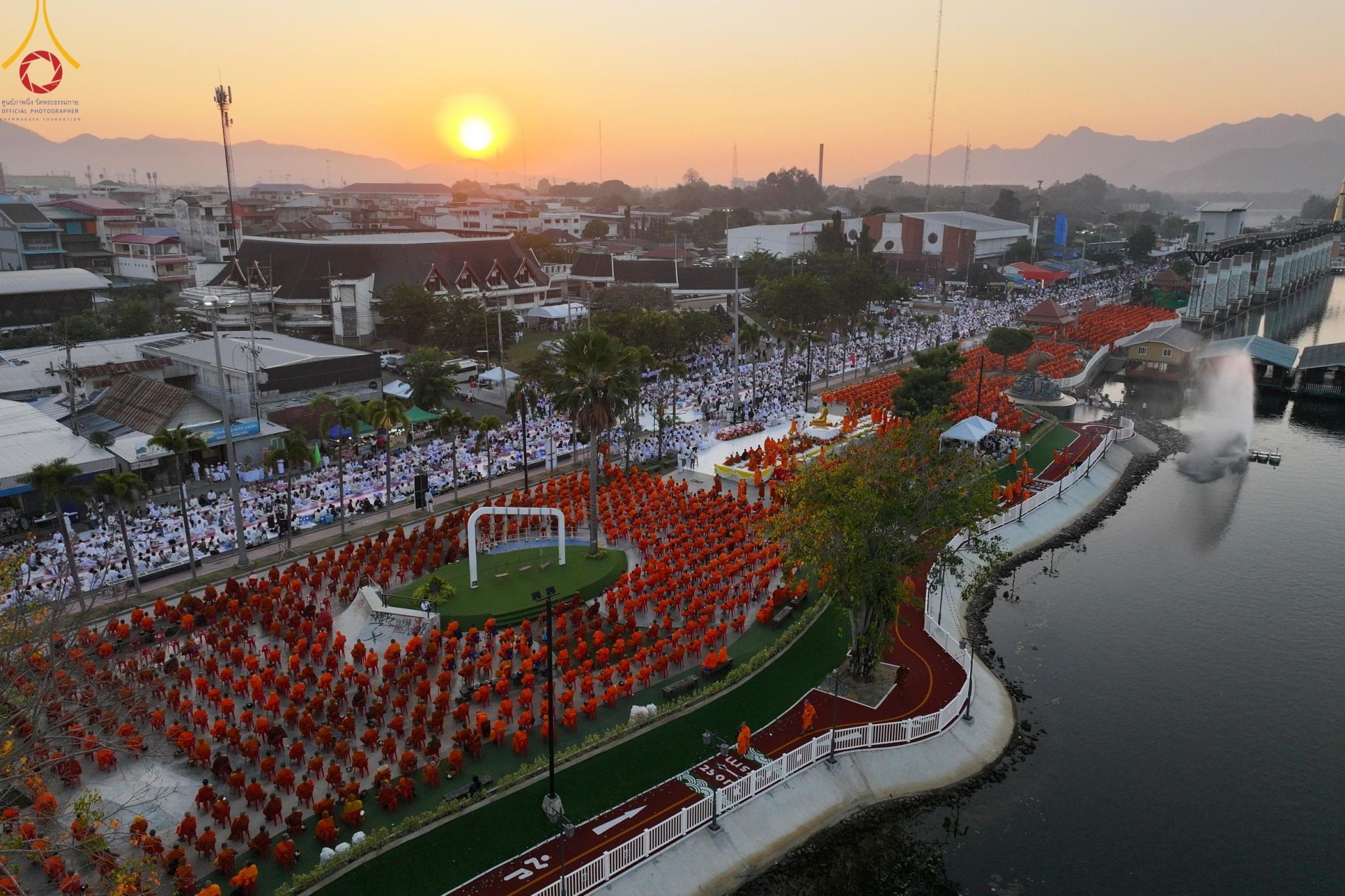 ภาพ No. 184677 : พิธีตักบาตรพระ 10,000 รูป ครั้งที่ 3 เนื่องในโอกาส 193 ปี จังหวัดกาญจนบุรี อุทิศส่วนกุศลให้แด่บรรพชน และเพื่อช่วยเหลือผู้ประสบภัยพิบัติต่างๆ วันเสาร์ที่ 21 ธันวาคม พ.ศ. 2567