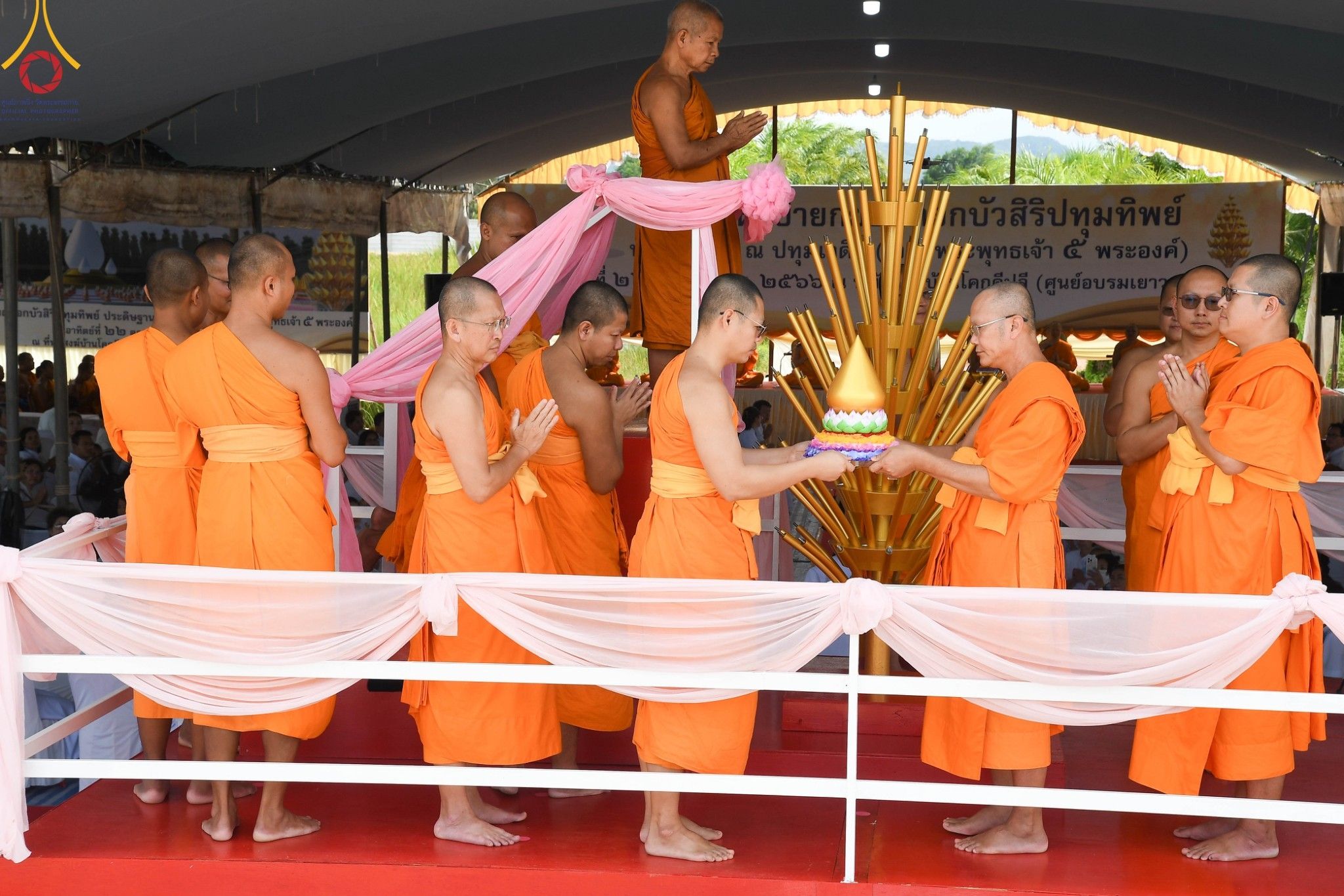 ภาพ No. 91434 : พิธีทอดผ้าป่ายกยอดดอกบัวสิริปทุมทิพย์  ประดิษฐาน ณ ปทุมเจดีย์  (เจดีย์พระพุทธเจ้า ๕ พระองค์) ณ ศูนย์อบรมเยาวชนจังหวัดปัตตานี 22 ตุลาคม พ.ศ.2566