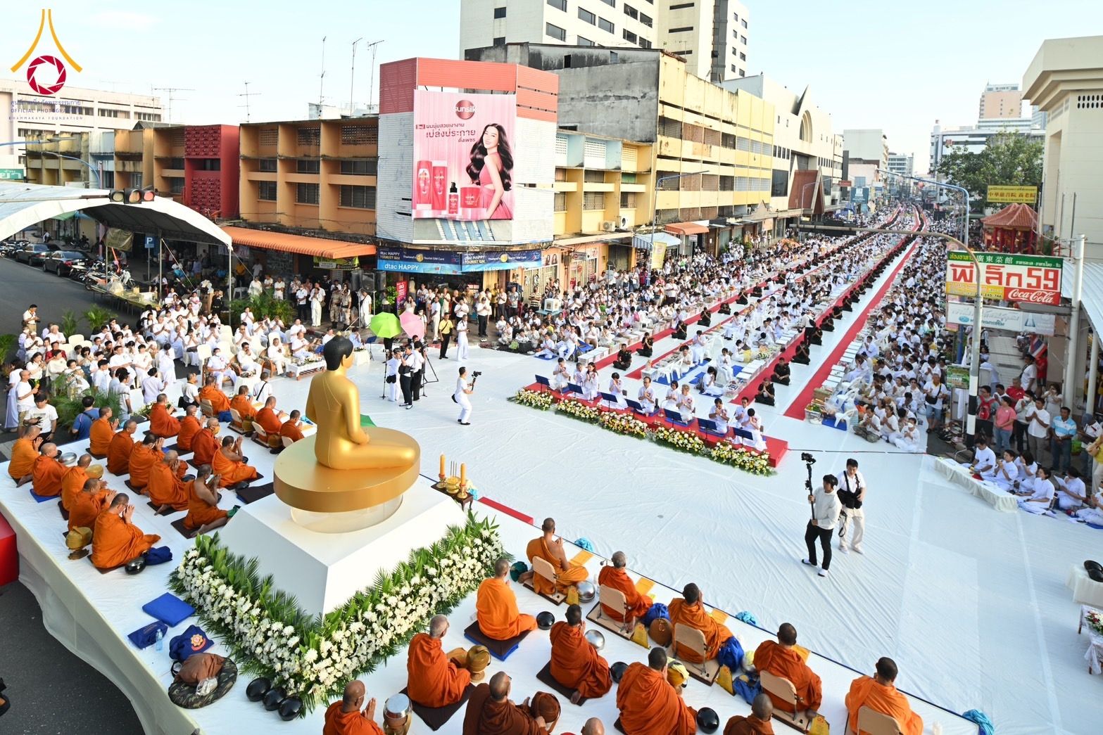 ภาพ No. 147861 : มหาสังฆทานครั้งยิ่งใหญ่ ตักบาตรพระ 10,000 รูป คณะสงฆ์ 4 ประเทศ 14 จังหวัดภาคใต้ วันอาทิตย์ที่ 11 สิงหาคม พ.ศ. 2567 ณ นิพัทธ์อุทิศ 3 ใจกลางนครหาดใหญ่ จ.สงขลา