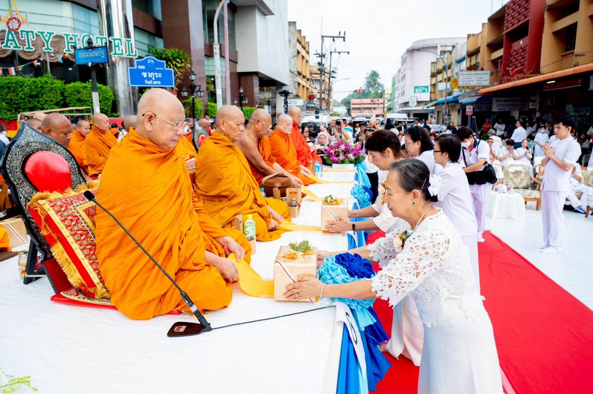 ภาพ No. 237055 : วันอาทิตย์ที่ 10 สิงหาคม พ.ศ. 2568 มหาสังฆทานครั้งยิ่งใหญ่ ตักบาตรพระ 10,000 รูป ถ.นิพัทธ์อุทิศ 3 ใจกลางนครหาดใหญ่ จ.สงขลา (ชุดที่ 2)