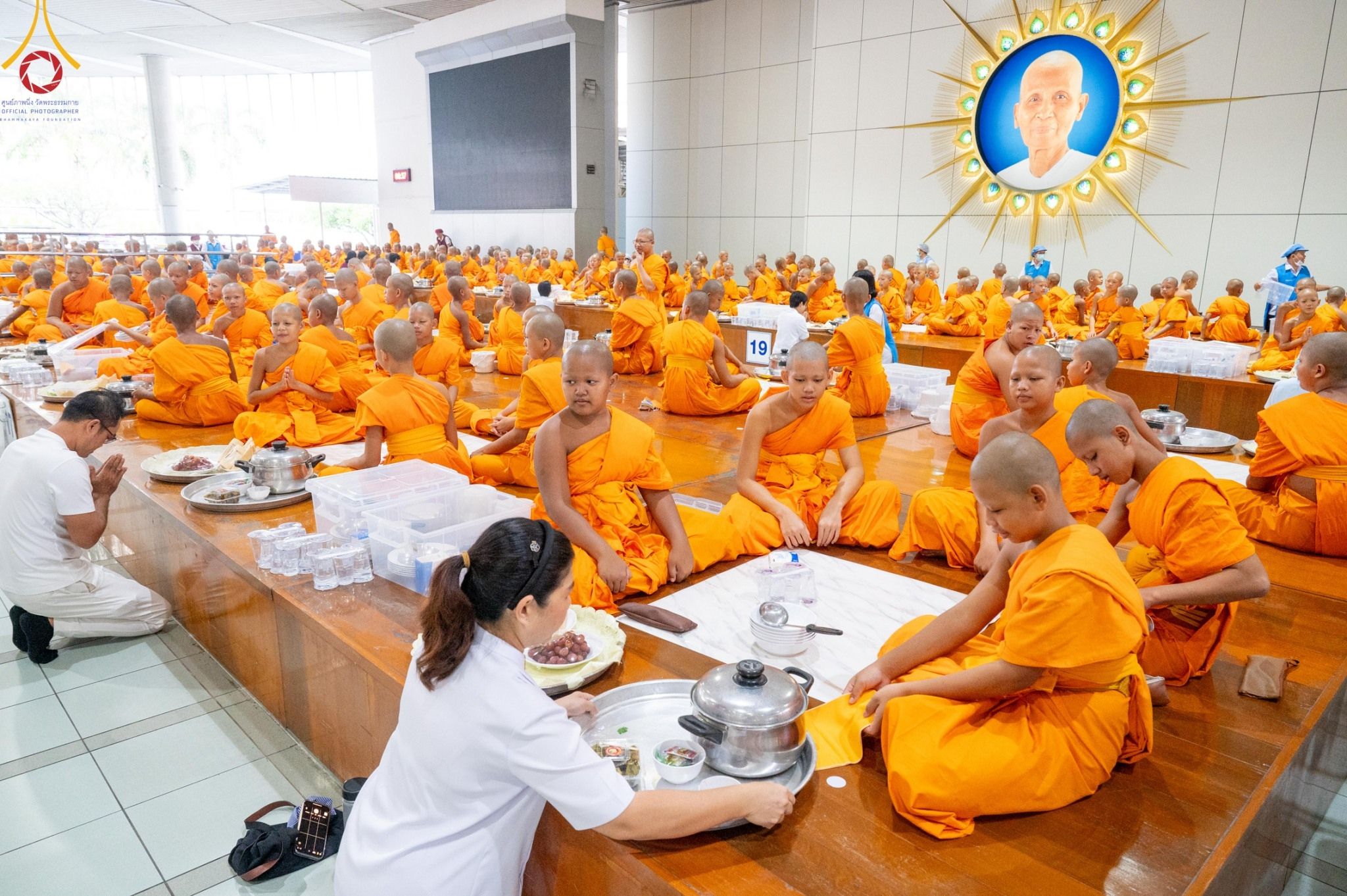 ภาพ No. 143145 : พิธีถวายภัตตาหารเพื่อเป็นกำลังแห่งการเข้าถึงธรรม ของพระภิกษุสามเณร วัดพระธรรมกาย วันเสาร์ที่ 6 กรกฏาคม พ.ศ. 2567 ณ หอฉันคุณยายอาจารย์ วัดพระธรรมกาย จ.ปทุมธานี