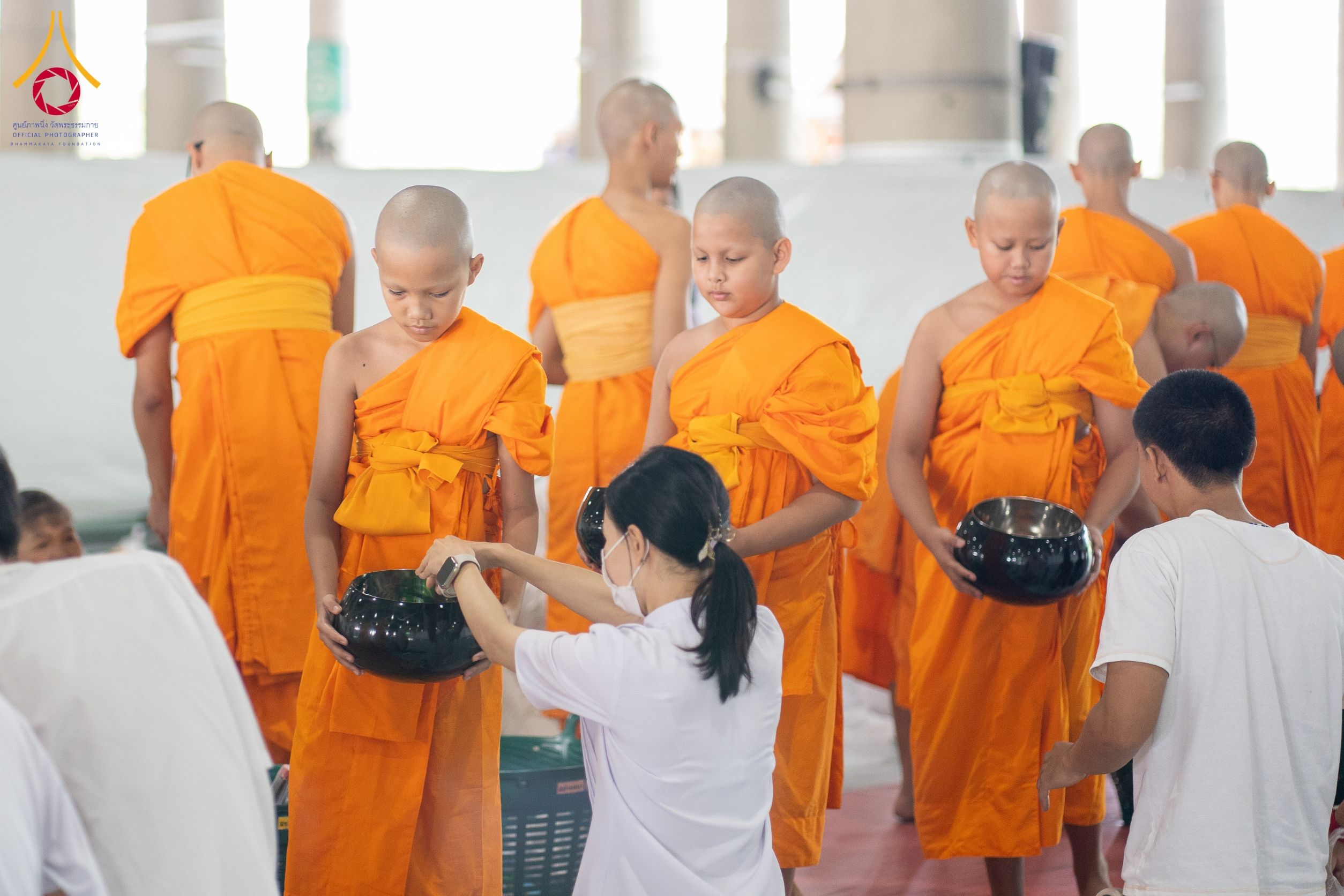 ภาพ No. 145672 : พิธีตักบาตรโครงการบรรพชาสามเณร โรงเรียนนานาชาติ รุ่นที่ 13 ณ มหารัตนวิหารคด 9 วัดพระธรรมกาย วันเสาร์ที่ 20 กรกฎาคม พ.ศ. 2567
