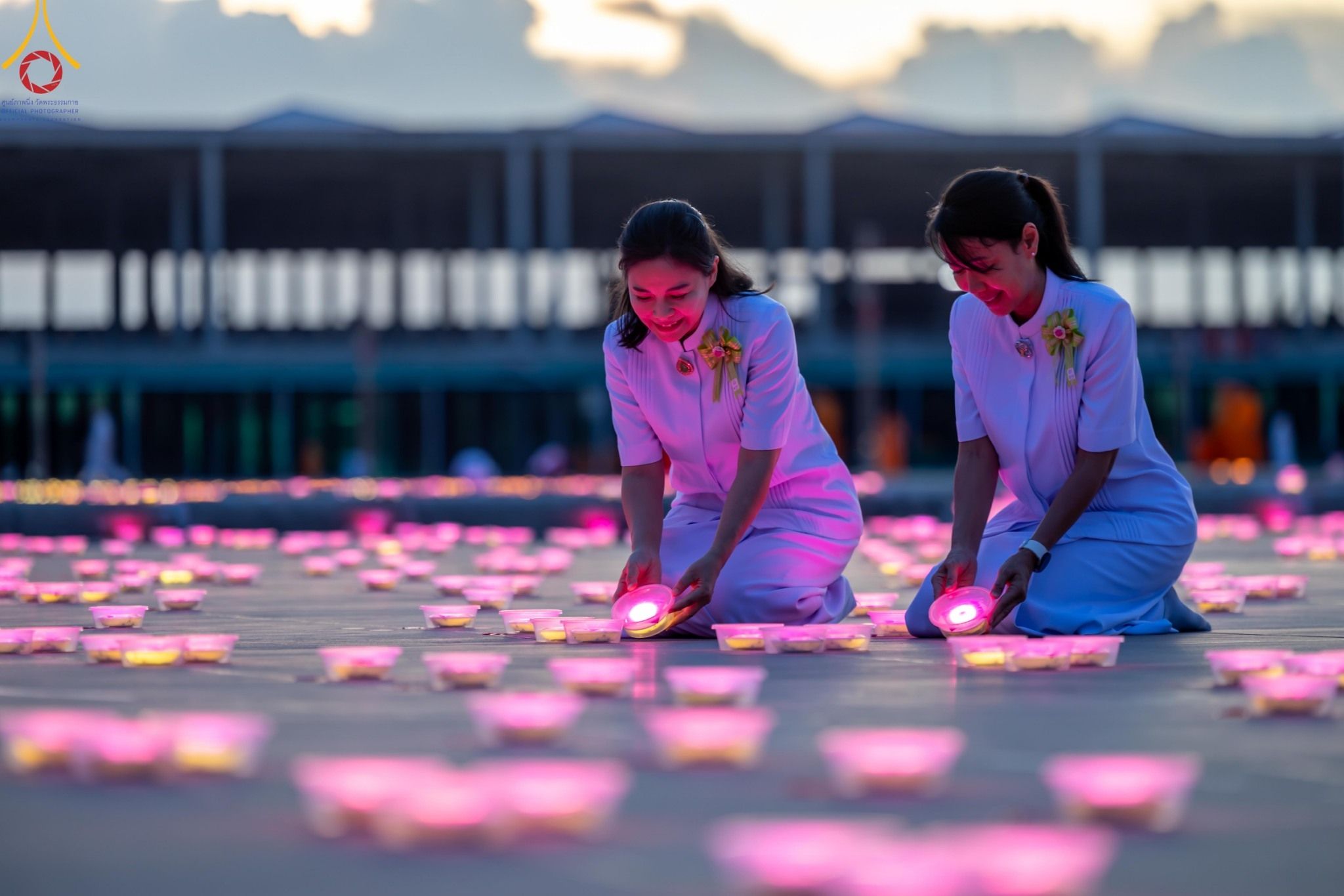 ภาพ No. 150268 : พิธีจุดประทีป และพิธีฉลองชัยสวดมนต์ บทธัมมจักกัปปวัตตนสูตร ครบ 6,668,272,727 จบ เนื่องในวันธรรมชัย 27 สิงหาคม พ.ศ. 2567 ณ มหารัตนวิหารคด วัดพระธรรมกาย