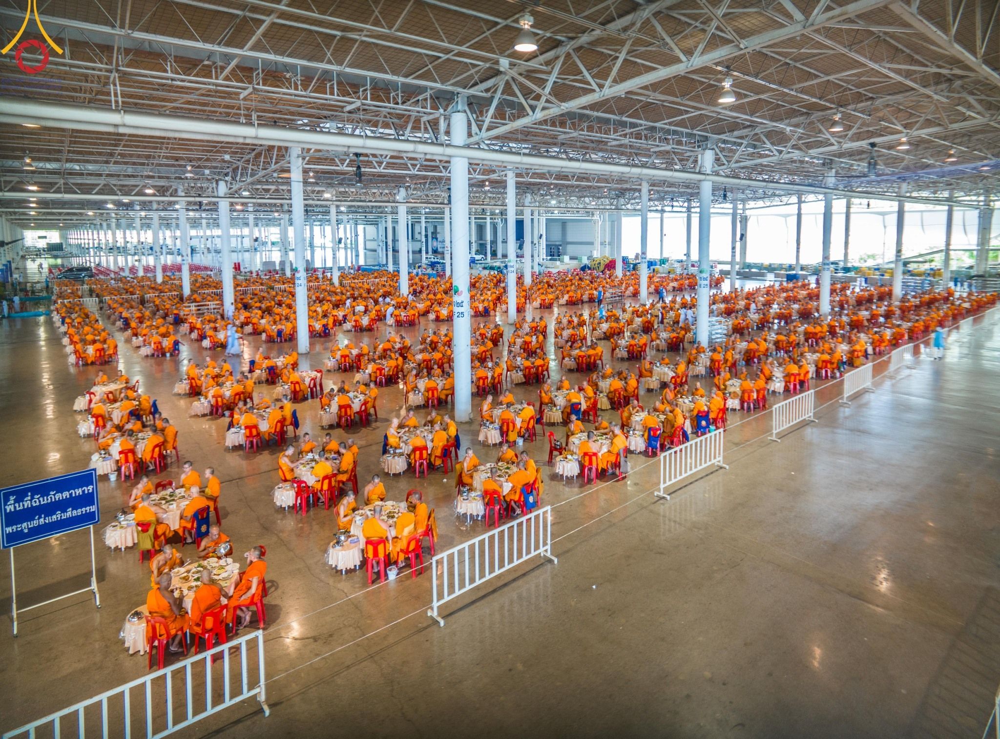 ภาพ No. 150043 : พิธีตักบาตร , พิธีปฎิบัติธรรม , พิธีถวายภัตตาหารเมนูสวรรค์ ในพรรษาแห่งการเข้าถึงธรรม วันธรรมชัย วันอังคารที่ 27 สิงหาคม พ.ศ.2567 ณ สภาธรรมกายสากล วัดพระธรรมกาย