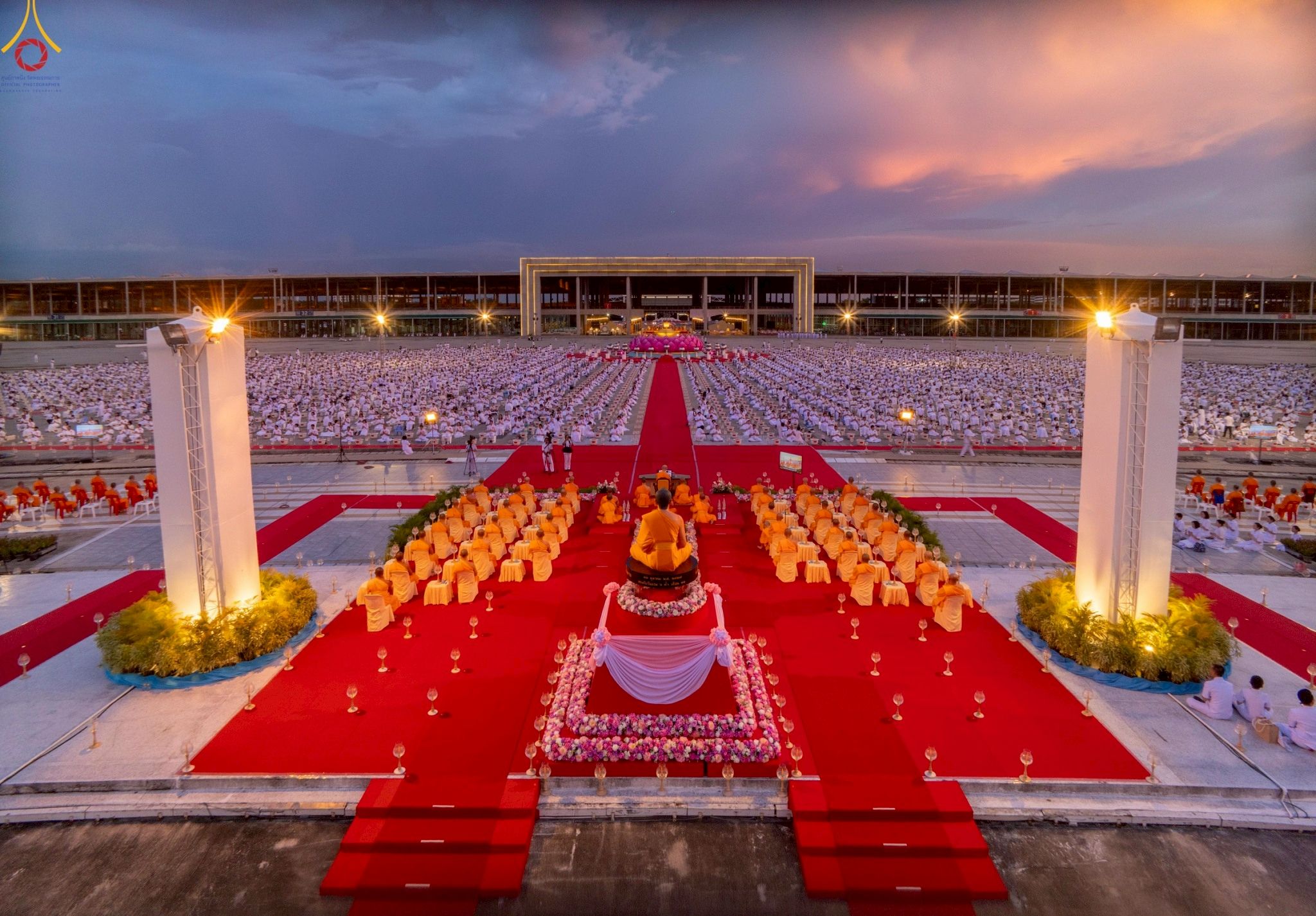 ภาพ No. 253600 : วันที่ 10 ตุลาคม พ.ศ. 2568 พิธีจุดประทีปบูชาพระผู้ปราบมาร, พิธีจุดประทีปบนพระมหาธรรมกายเจดีย์ 20,000 ดวง เนื่องในวันคล้ายวันเกิดครบรอบ 141 ปี พระมงคลเทพมุนี (สด จนฺทสโร)