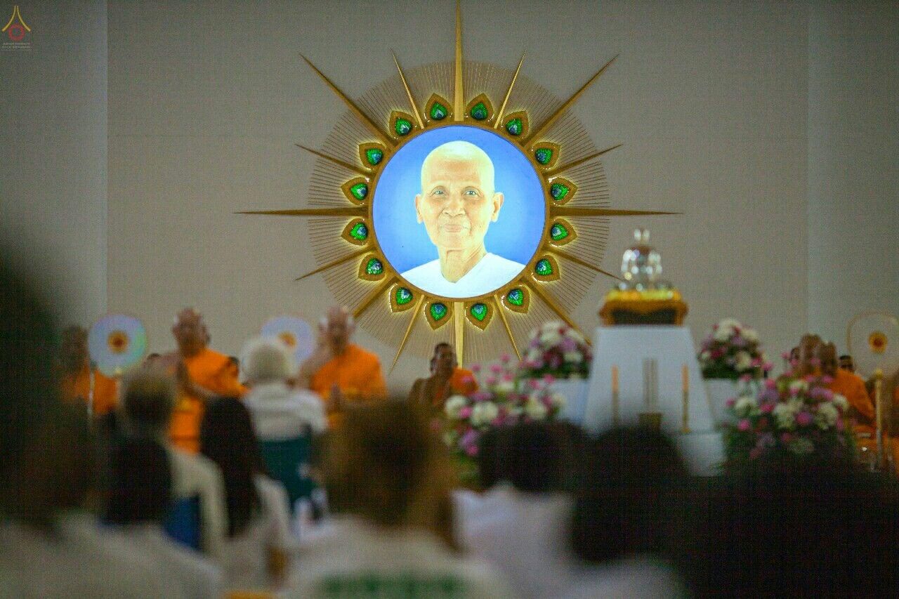 ภาพ No. 17910 : วันคล้ายวันละสังขารคุณยายอาจารย์มหารัตนอุบาสิกาจันทร์ ขนนกยูง วันพฤหัสที่ 10 กันยายน พ.ศ. 2558