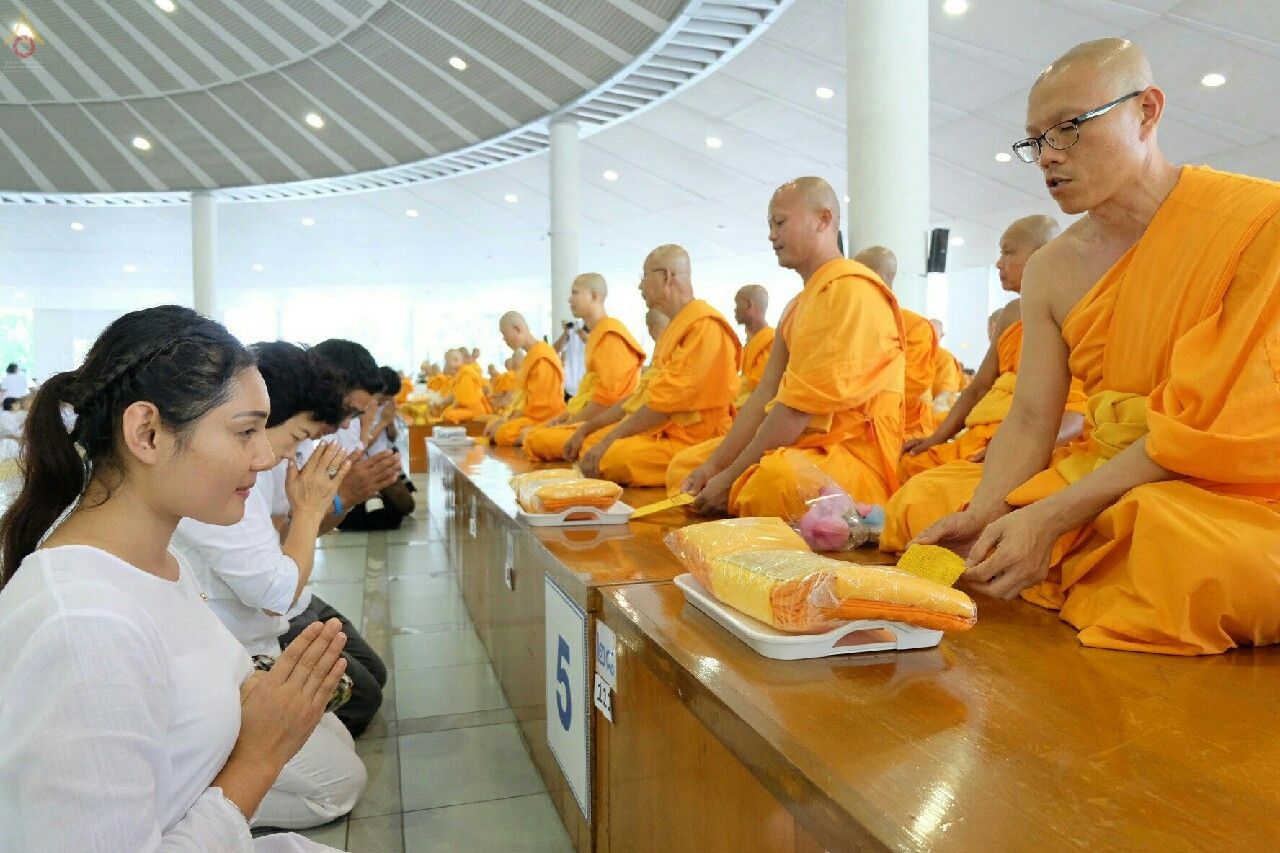 ภาพ No. 17928 : วันคล้ายวันละสังขารคุณยายอาจารย์มหารัตนอุบาสิกาจันทร์ ขนนกยูง วันพฤหัสที่ 10 กันยายน พ.ศ. 2558