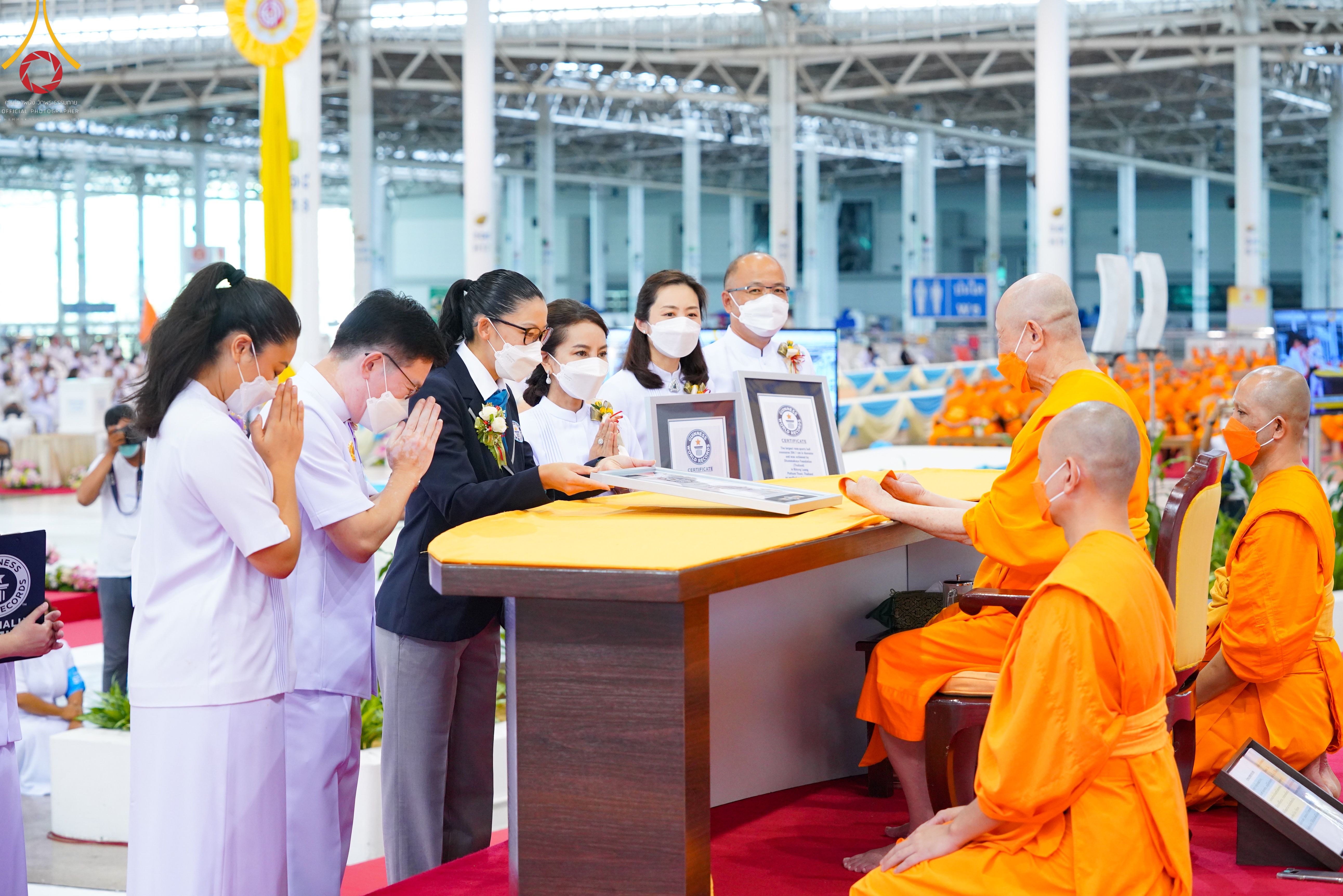 ภาพ No. 50311 : ประมวลภาพพิธีถวายประกาศเกียรติคุณ 3 รางวัล จาก Guinness World Records (GWR) ณ วัดพระธรรมกาย