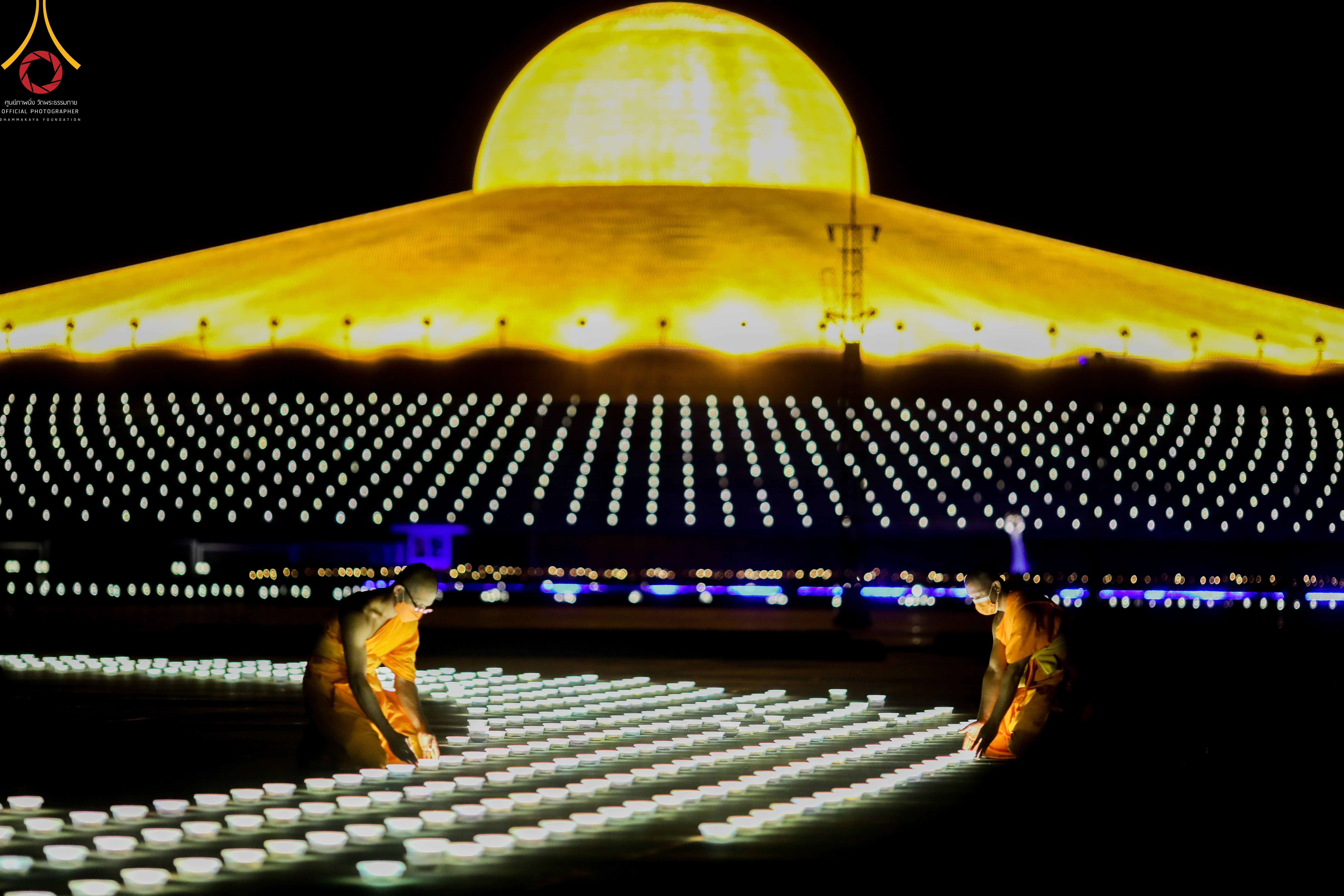 ภาพ No. 51487 : ประมวลภาพพิธีเจริญพระพุทธมนต์ และพิธีจุดประทีปบูชาธรรม พระมงคลเทพมุนี (สด จนฺทสโร) พระผู้ปราบมาร  เนื่องในวันครูผู้ค้นพบวิชชาธรรมกาย