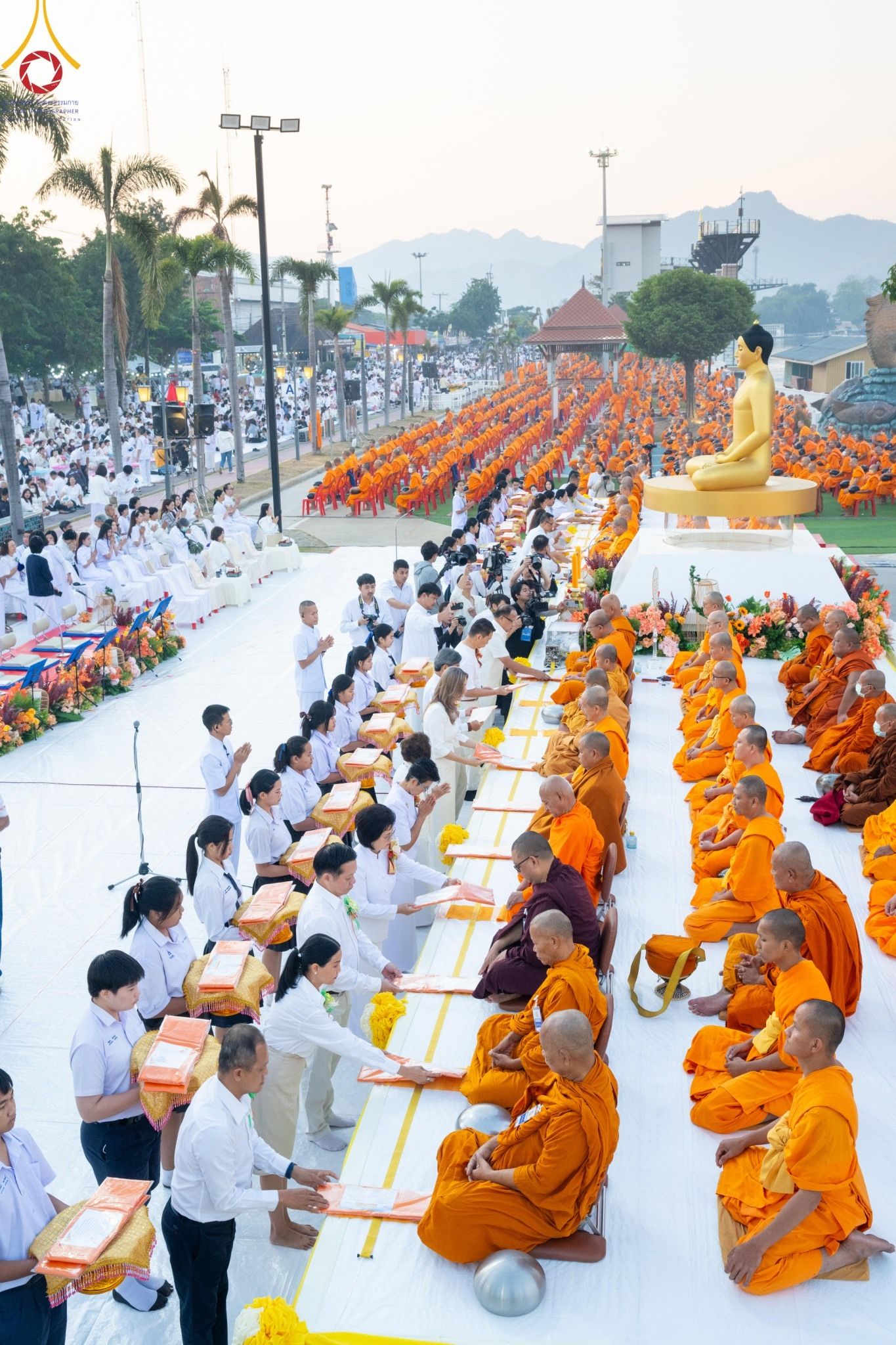 ภาพ No. 184698 : พิธีตักบาตรพระ 10,000 รูป ครั้งที่ 3 เนื่องในโอกาส 193 ปี จังหวัดกาญจนบุรี อุทิศส่วนกุศลให้แด่บรรพชน และเพื่อช่วยเหลือผู้ประสบภัยพิบัติต่างๆ วันเสาร์ที่ 21 ธันวาคม พ.ศ. 2567