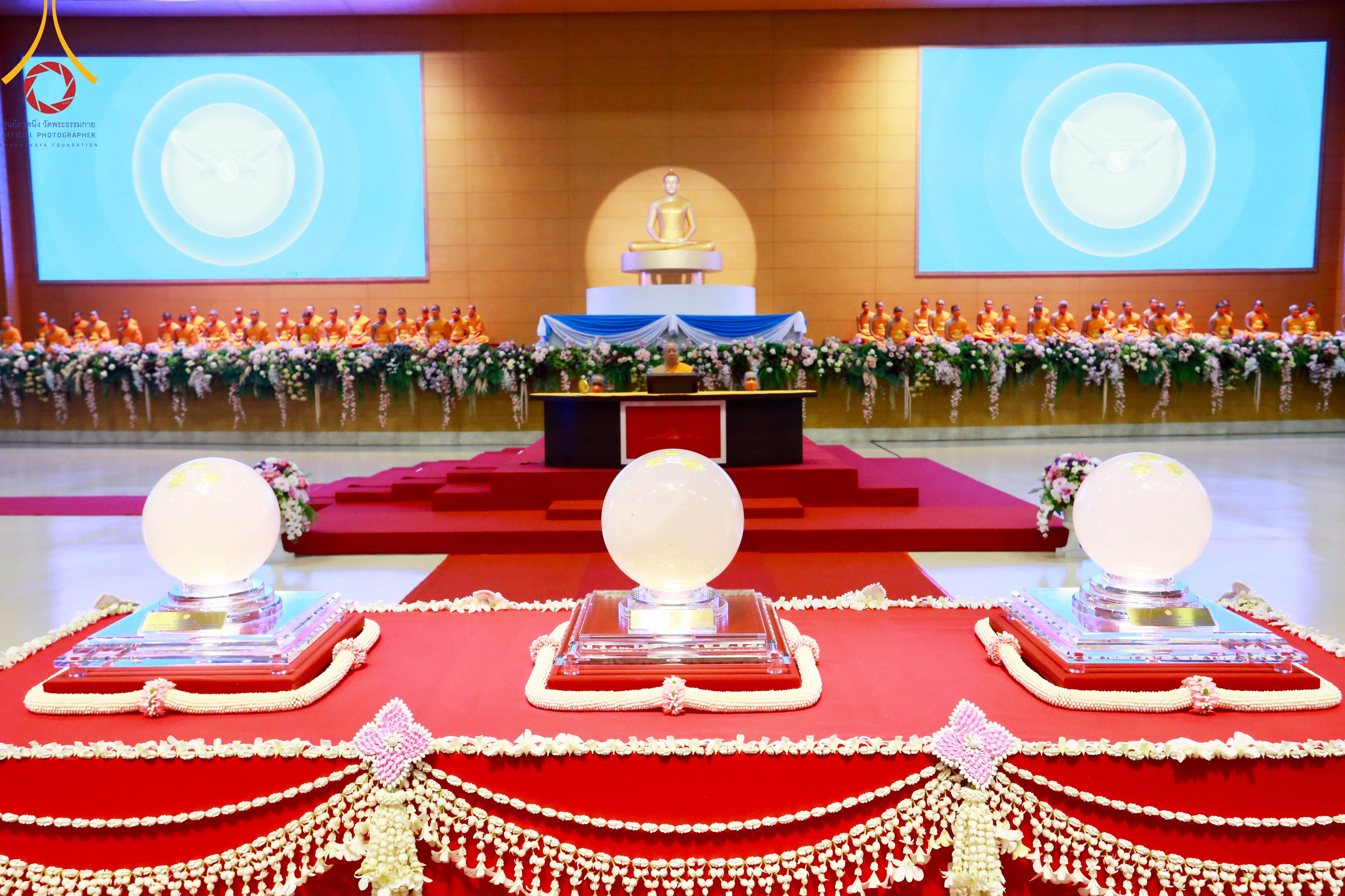 ภาพ No. 86262 : วันธรรมชัย ปีที่ 55 พิธีทอดผ้าป่ากฐินสมทบครั้งที่1, พิธีเจริญพุทธมนต์ ลูกนิมิตมหาสมบัติฯ พิธีจุดประทีป,พิธีฉลองชัยสวดมนต์บทธัมมจักกัปปวัตนสูตร วันอาทิตย์ที่ 27 สิงหาคม พ.ศ.2566 ณ สภาธรรมกายสากล / มหารัตนวิหารคด วัดพระธรรมกาย