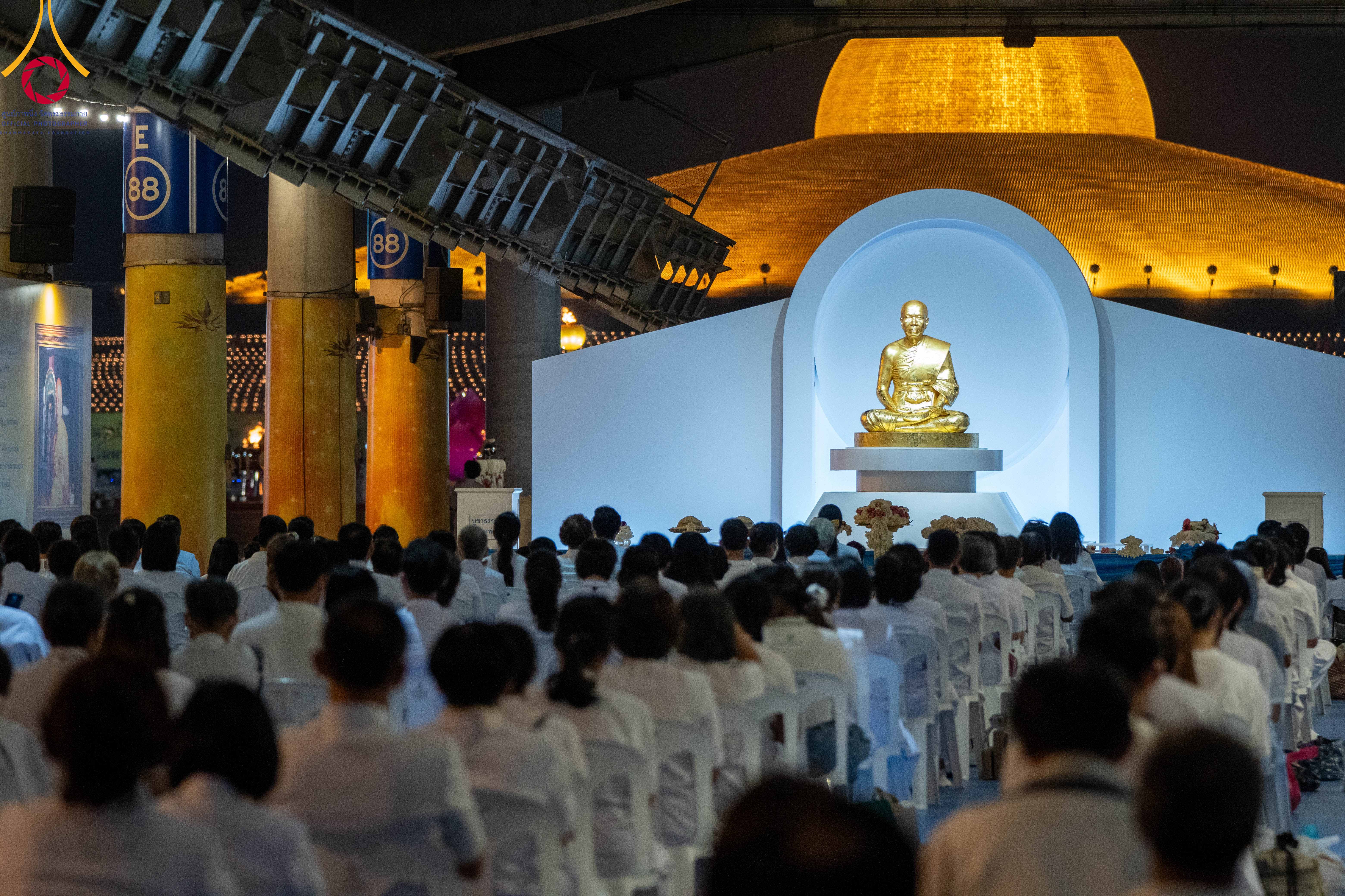 ภาพ No. 90432 : พิธีฉลองชัยสวดมนต์บทธัมมจักกัปปวัตตนสูตร 5,759,139,139 จบ เนื่องใน 139 ปี วันคล้ายวันเกิดด้วยรูปกายเนื้อ พระมงคลเทพมุนี (สด จนฺทสโร) พระผู้ปราบมาร วันอังคารที่ 10 ตุลาคม พ.ศ. 2566 ณ มหารัตนวิหารคด วัดพระธรรมกาย จ.ปทุมธานี