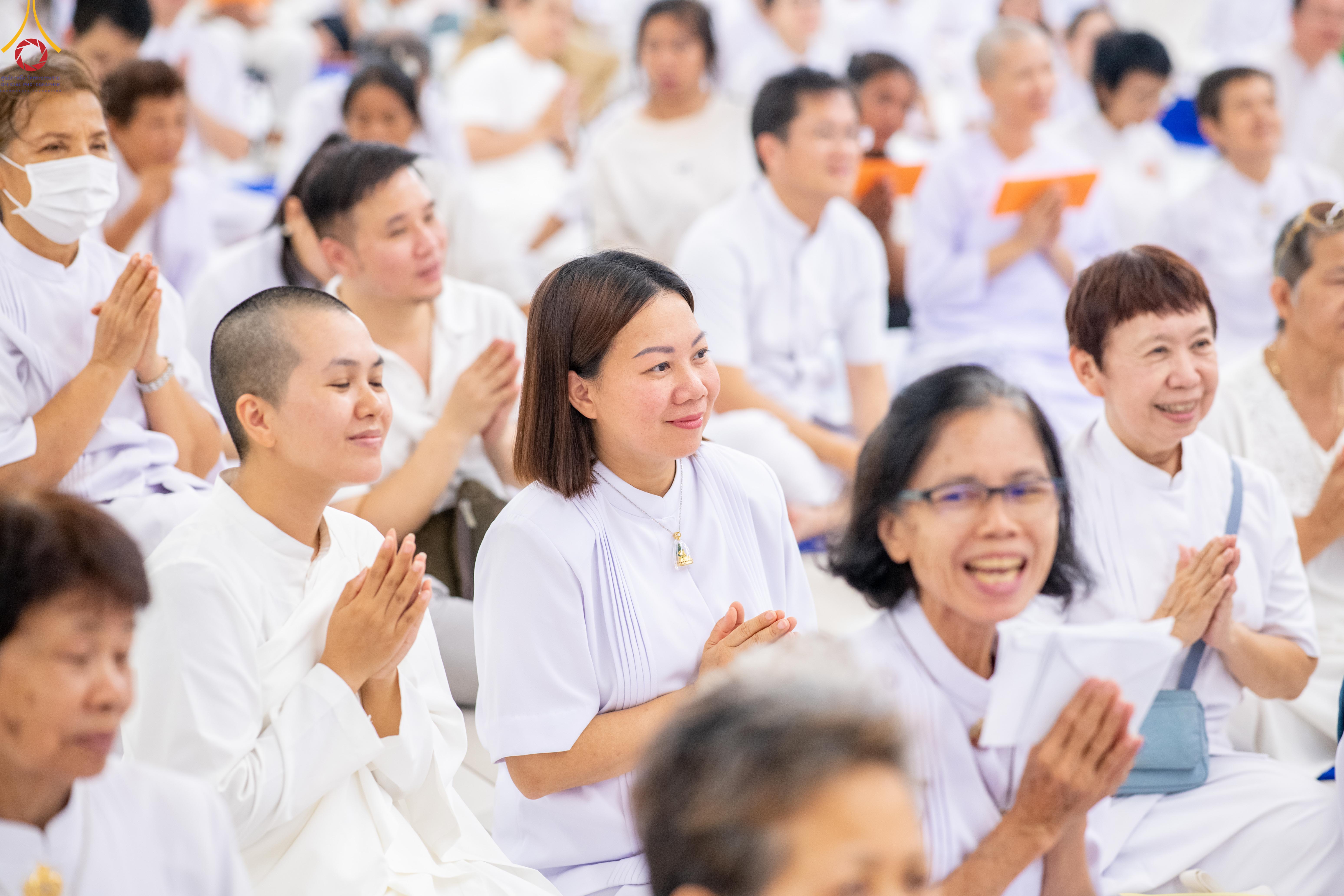 ภาพ No. 330895 : วันวิสาขบูชา อาทิตย์ที่ 31 พฤษภาคม พ.ศ.2569 พิธีบรรพชาสามเณรอุบาสก 11 ท่าน , พิธีถวายบาตรผ้าไตร และจตุปัจจัยไทยธรรม แด่สามเณร , พิธีอุปสมบทอุทิศชีวิต , พิธีกล่าวคำกัปปิยภัณฑ์ ณ อุโบสถพระไตรปิฎก วัดพระธรรมกาย จังหวัดปทุมธานี
