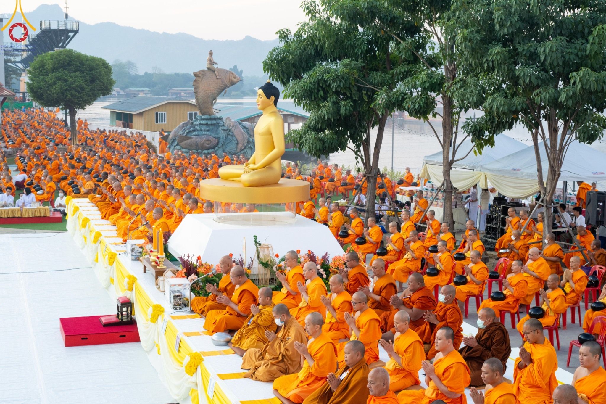 ภาพ No. 184687 : พิธีตักบาตรพระ 10,000 รูป ครั้งที่ 3 เนื่องในโอกาส 193 ปี จังหวัดกาญจนบุรี อุทิศส่วนกุศลให้แด่บรรพชน และเพื่อช่วยเหลือผู้ประสบภัยพิบัติต่างๆ วันเสาร์ที่ 21 ธันวาคม พ.ศ. 2567