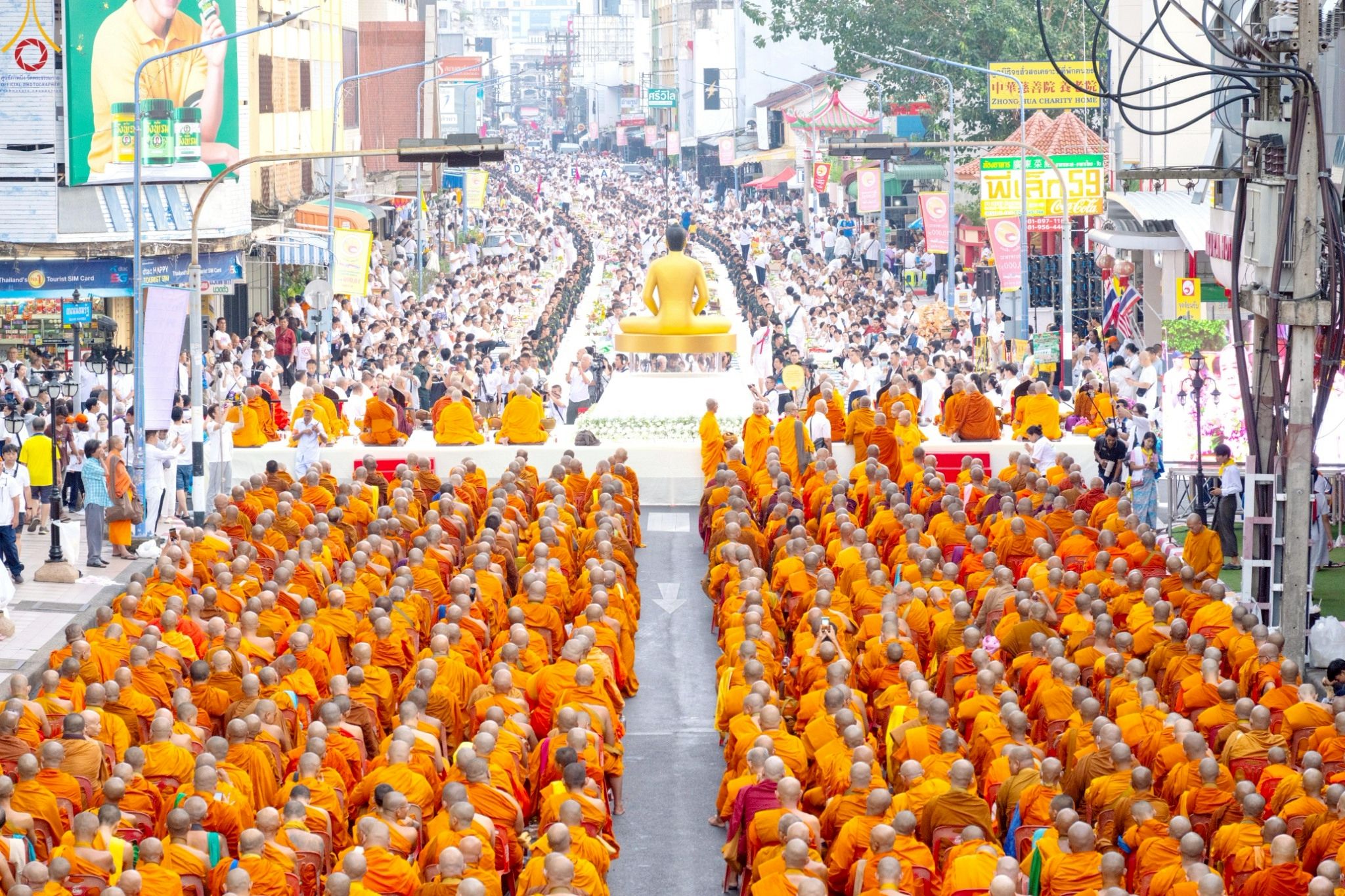 ภาพ No. 236904 : วันอาทิตย์ที่ 10 สิงหาคม พ.ศ. 2568 มหาสังฆทานครั้งยิ่งใหญ่ ตักบาตรพระ 10,000 รูป ถ.นิพัทธ์อุทิศ 3 ใจกลางนครหาดใหญ่ จ.สงขลา