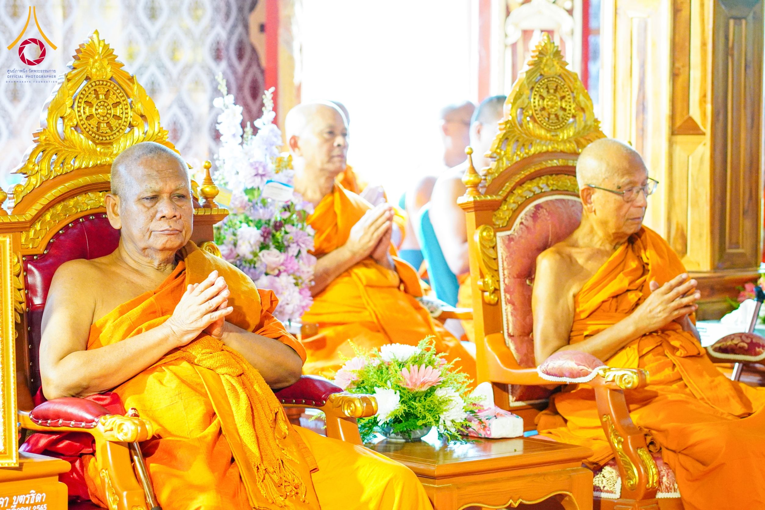 ภาพ No. 146675 : พิธีต้อนรับสัญญาบัตร พัดยศ ผ้าไตร ในโอกาสที่พระบาทสมเด็จพระเจ้าอยู่หัว ทรงพระกรุณาโปรดพระราชทานสัญญาบัตรตั้งสมณศักดิ์ พระวิมลศาสนวิเทศ (สำรวจ กมโล) เจ้าอาวาสวัดไทยนอร์เวย์ เป็นพระราชาคณะชั้นราช ในราชทินนามที่ “พระราชวชิรศาสนวิเทศ”