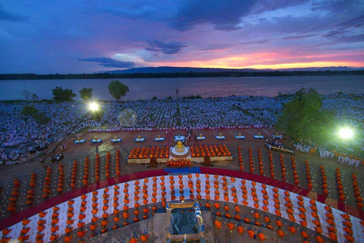 ภาพ No. 11515 : ประมวลภาพพิธีอัญเชิญพระบรมธาตุประดิษฐาน ณ ปทุมรัตน์ธรรมเจดีย์ พุทธอุทยานนานาชาติ จ.หนองคาย