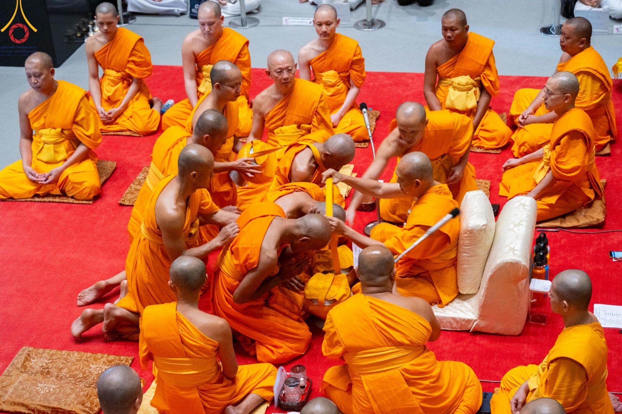 ภาพ No. 159854 : พิธีตัดปอยผมปลงผมนาคธรรมทายาท, พิธีบรรพชาอุปสมบทหมู่ โครงการอุปสมบทหมู่บูชาธรรม 140 ปี พระมงคลเทพมุนี (สด จนฺทสโร) ณ โบสถ์พระไตรปิฏก วัดพระธรรมกาย วันเสาร์ที่ 5 ตุลาคม พ.ศ. 2567