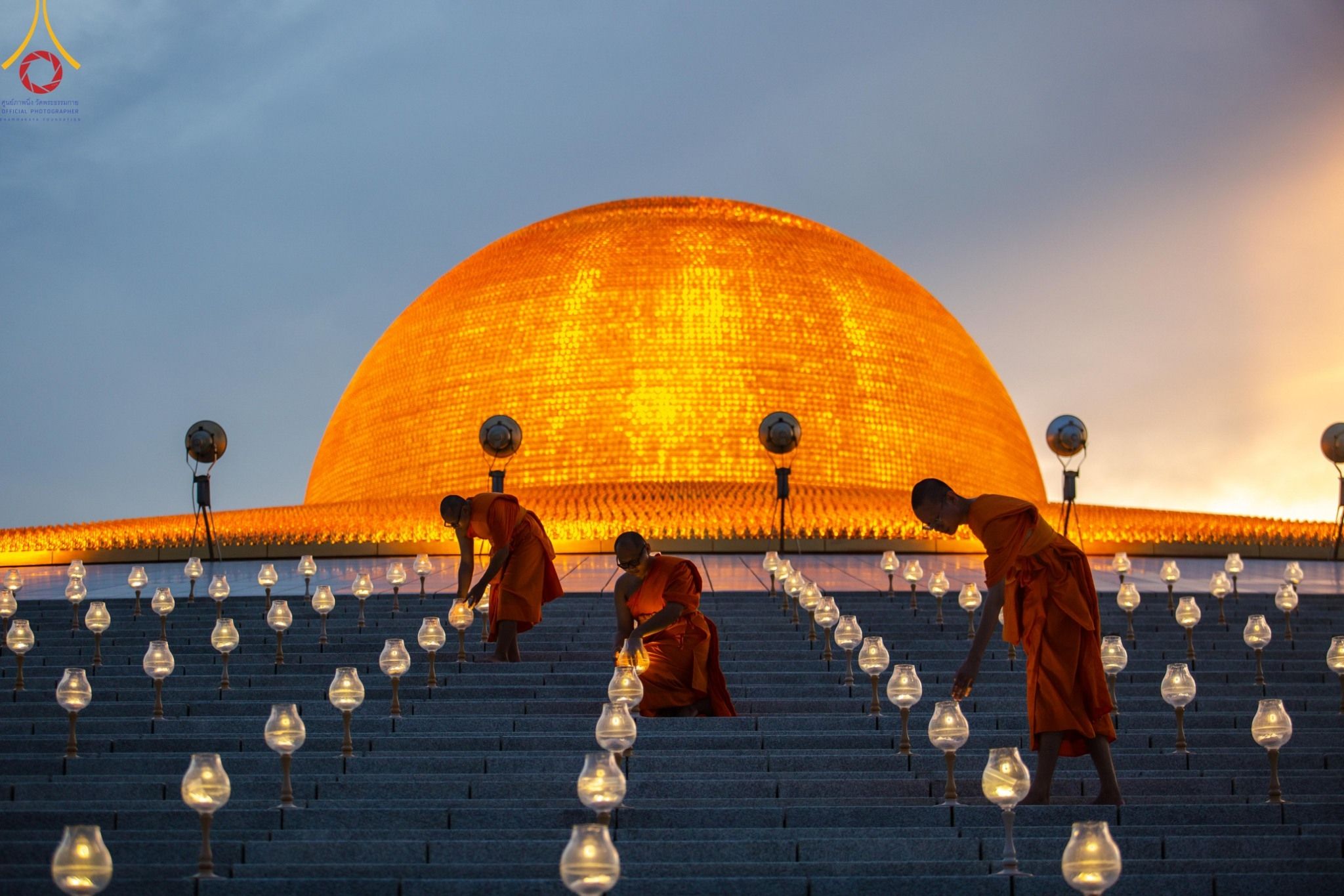 ภาพ No. 150274 : พิธีจุดประทีป และพิธีฉลองชัยสวดมนต์ บทธัมมจักกัปปวัตตนสูตร ครบ 6,668,272,727 จบ เนื่องในวันธรรมชัย 27 สิงหาคม พ.ศ. 2567 ณ มหารัตนวิหารคด วัดพระธรรมกาย