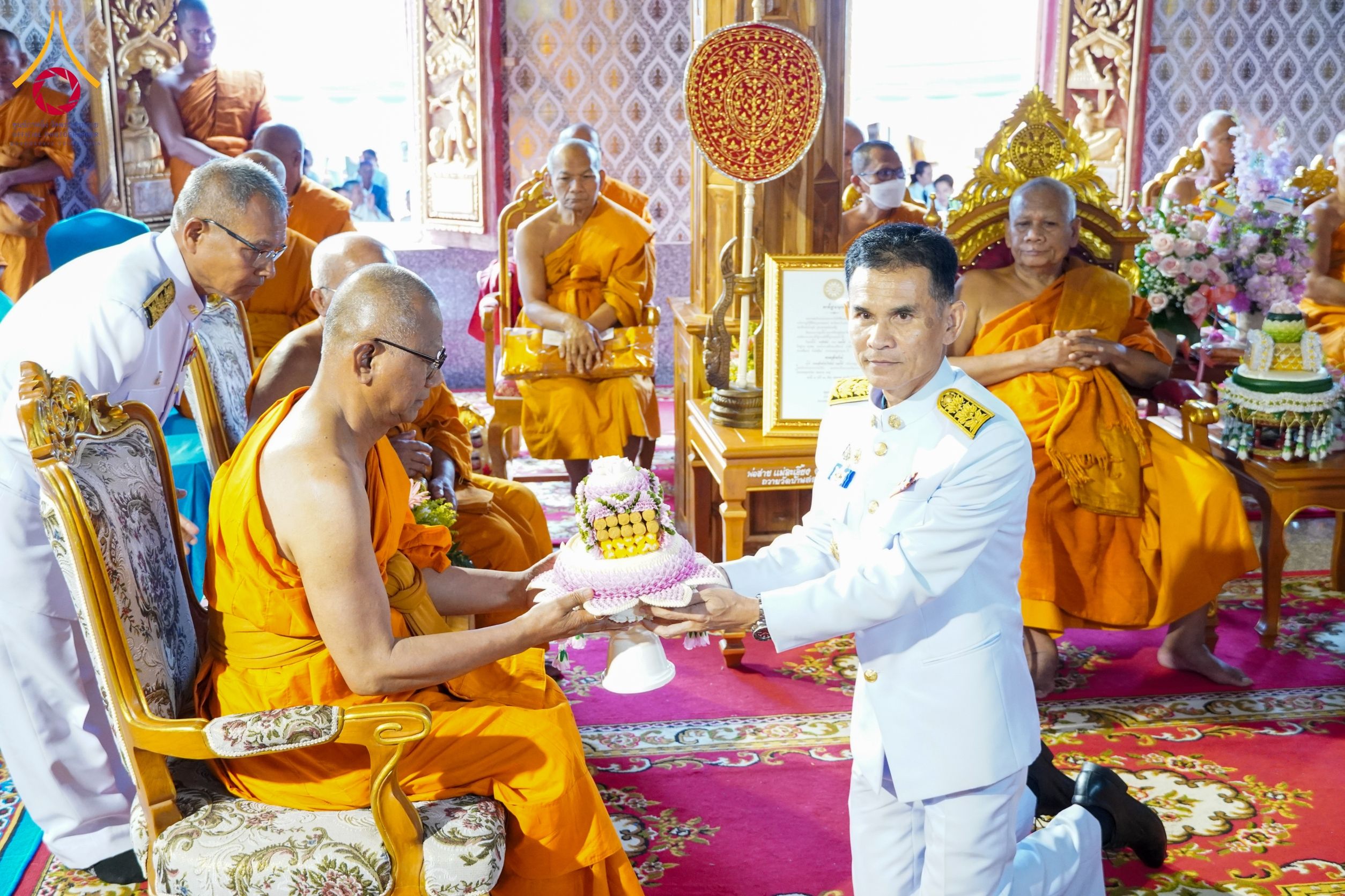 ภาพ No. 146665 : พิธีต้อนรับสัญญาบัตร พัดยศ ผ้าไตร ในโอกาสที่พระบาทสมเด็จพระเจ้าอยู่หัว ทรงพระกรุณาโปรดพระราชทานสัญญาบัตรตั้งสมณศักดิ์ พระวิมลศาสนวิเทศ (สำรวจ กมโล) เจ้าอาวาสวัดไทยนอร์เวย์ เป็นพระราชาคณะชั้นราช ในราชทินนามที่ “พระราชวชิรศาสนวิเทศ”