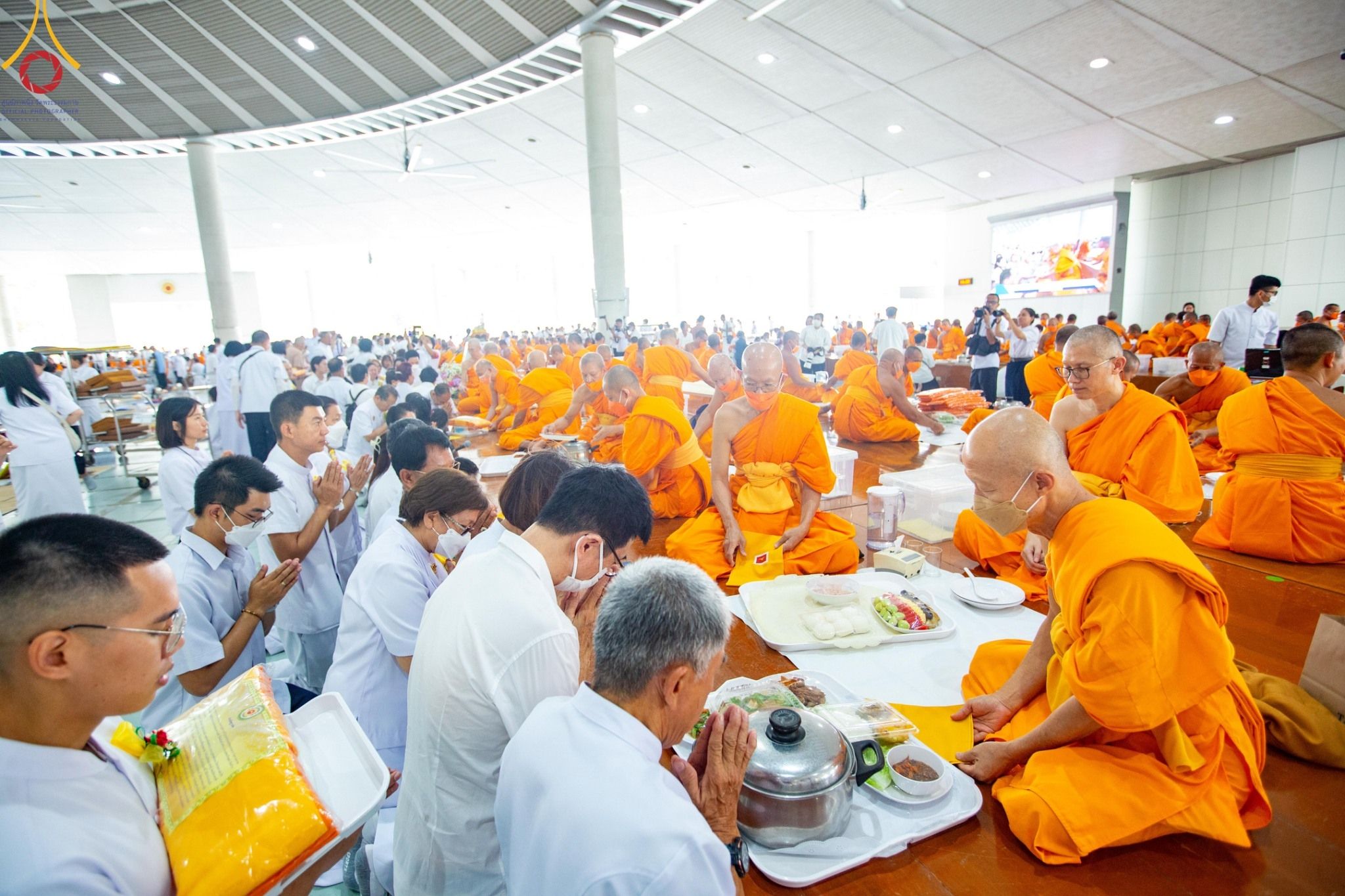 ภาพ No. 122915 : พิธีสวดพระพุทธมนต์ พิธีทอดผ้าบังสุกุล และพิธีถวายภัตตาหาร เป็นสังฆทานแด่พระภิกษุ สามเณร เนื่องในวันมหาปูชนียาจารย์ วันเสาร์ที่ 3 กุมภาพันธ์ พ.ศ. 2567 ณ หอฉันคุณยายอาจารย์ฯ วัดพระธรรมกาย