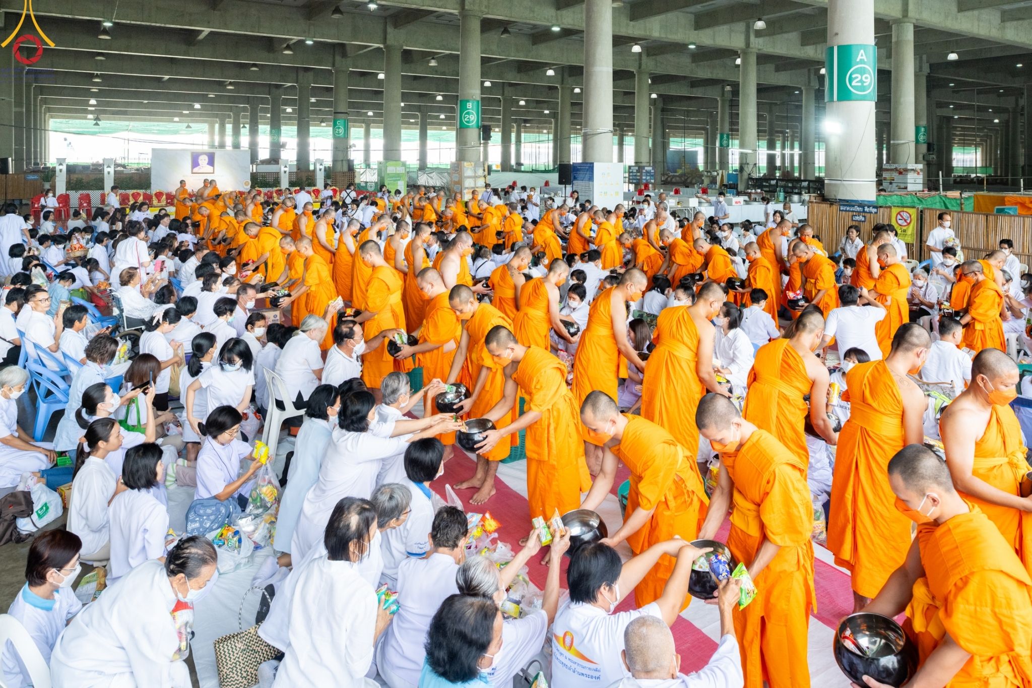 ภาพ No. 88548 : พิธีตักบาตรฉลองพระใหม่ โครงการอุปสมบทหมู่บูชาธรรมครบรอบ 106 ปี วันครูผู้ค้นพบวิชชาธรรมกาย ณ มหารัตนวิหารคด 11 วัดพระธรรมกาย ในวันอาทิตย์ ที่ 24 กันยายน พ.ศ. 2566