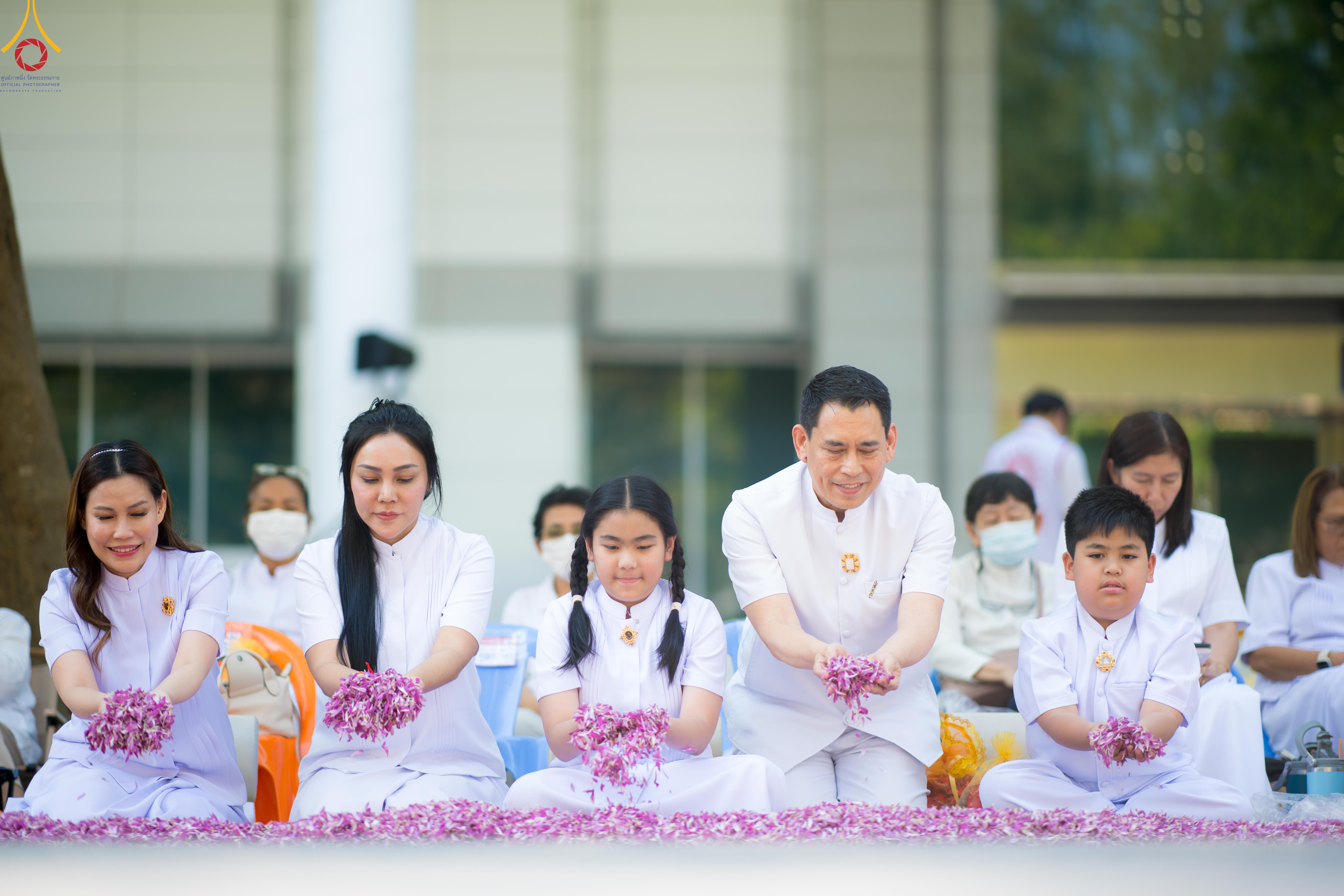 ภาพ No. 304013 : วันที่ 25 มกราคม พ.ศ. 2569 พิธีต้อนรับพระธรรมยาตรา รร.สามัคคีราษฏร์บำรุง-วัดพระธรรมกาย ในโครงการธรรมยาตรา กตัญญูบูชา มหาปูชนียาจารย์ พระมงคลเทพมุนี(สด จนฺทสโร) พระผู้ปราบมาร อนุสรณ์สถาน 7 แห่ง ปีที่ 14