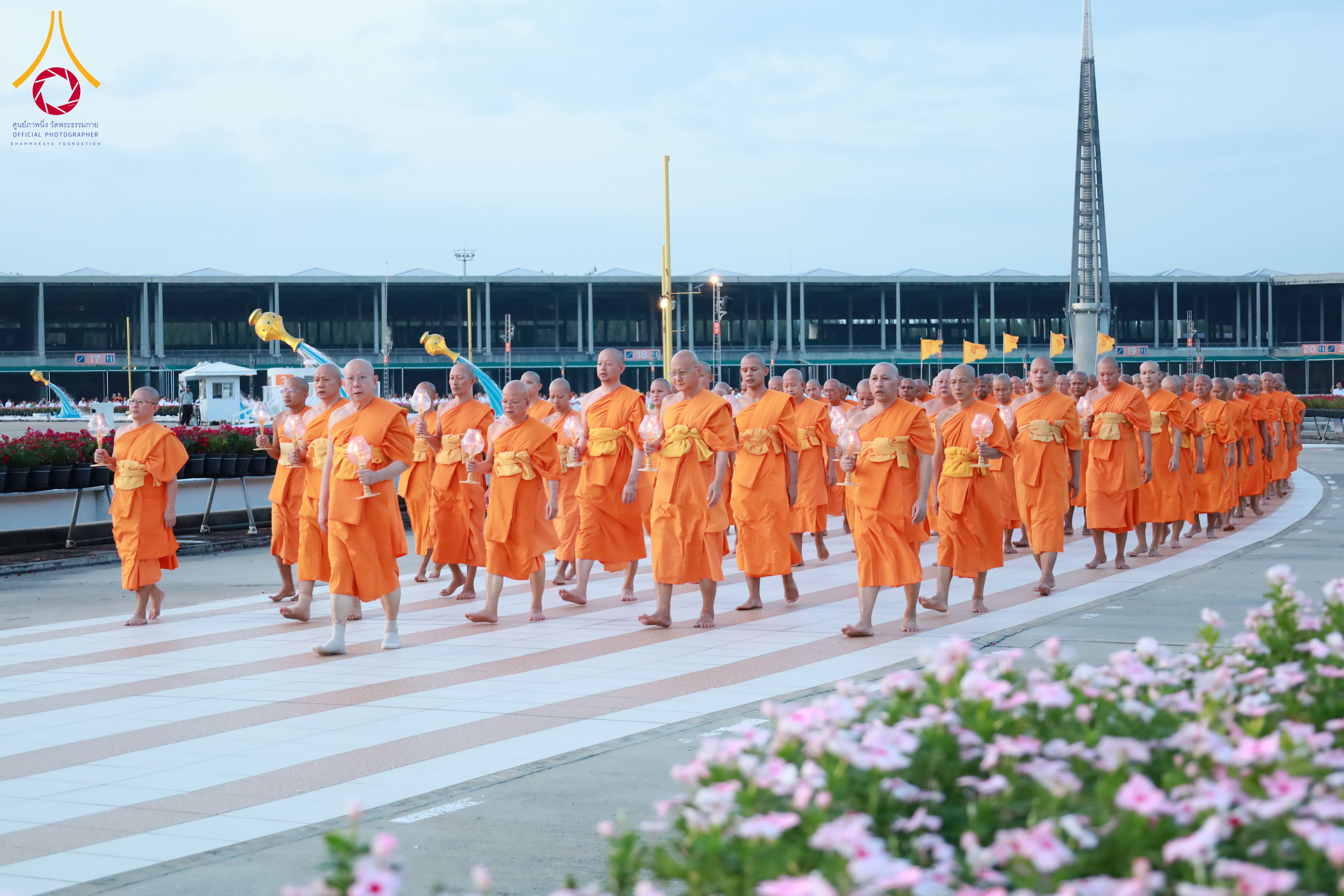 ภาพ No. 286708 : วันอาสาฬหบูชา วันพฤหัสบดีที่ 10 กรกฏาคม พ.ศ.2568  พิธีเวียนประทักษิณรอบพระมหาธรรมกายเจดีย์ , พิธีฉลองชัยสวดมนต์บทธัมมจักกัปปวัตตนสูตร ครบ 7,520,000,000 จบ ณ มหารัตนวิหารคด วัดพระธรรมกาย