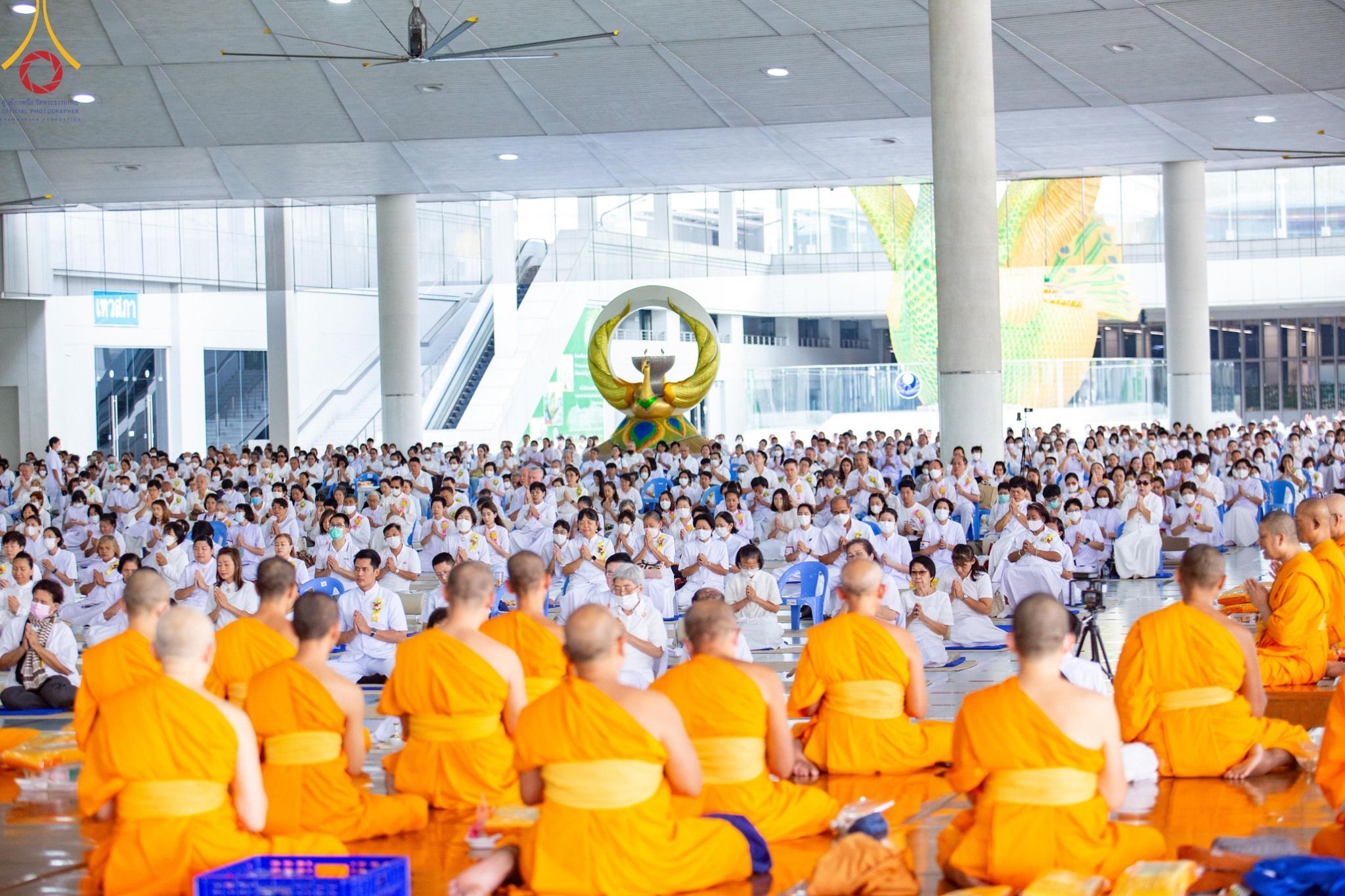 ภาพ No. 122929 : พิธีสวดพระพุทธมนต์ พิธีทอดผ้าบังสุกุล และพิธีถวายภัตตาหาร เป็นสังฆทานแด่พระภิกษุ สามเณร เนื่องในวันมหาปูชนียาจารย์ วันเสาร์ที่ 3 กุมภาพันธ์ พ.ศ. 2567 ณ หอฉันคุณยายอาจารย์ฯ วัดพระธรรมกาย