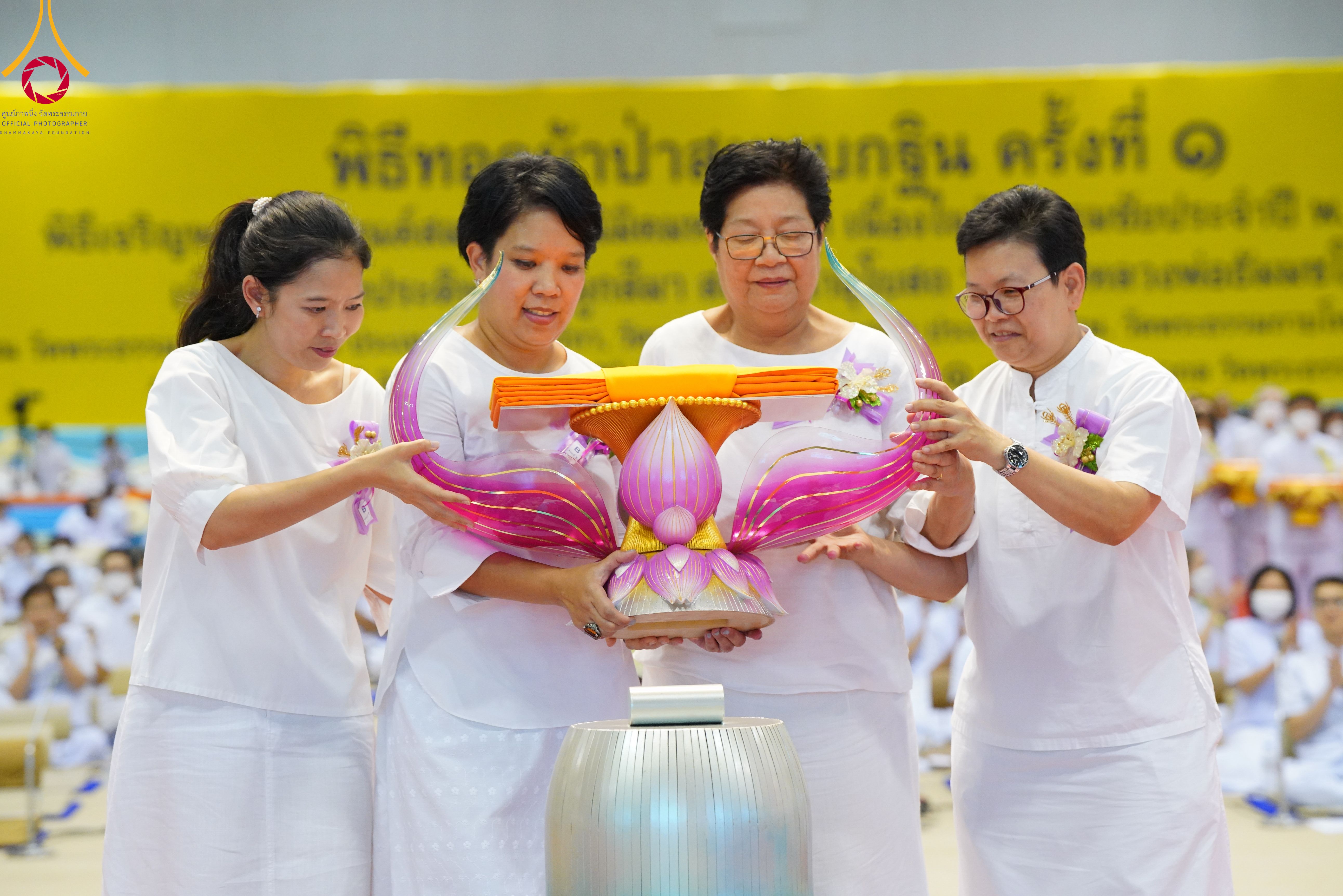 ภาพ No. 86364 : วันธรรมชัย ปีที่ 55 พิธีทอดผ้าป่ากฐินสมทบครั้งที่1, พิธีเจริญพุทธมนต์ ลูกนิมิตมหาสมบัติฯ พิธีจุดประทีป,พิธีฉลองชัยสวดมนต์บทธัมมจักกัปปวัตนสูตร วันอาทิตย์ที่ 27 สิงหาคม พ.ศ.2566 ณ สภาธรรมกายสากล / มหารัตนวิหารคด วัดพระธรรมกาย