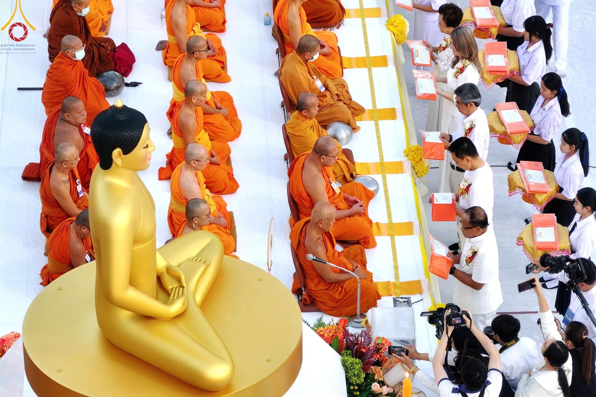 ภาพ No. 184688 : พิธีตักบาตรพระ 10,000 รูป ครั้งที่ 3 เนื่องในโอกาส 193 ปี จังหวัดกาญจนบุรี อุทิศส่วนกุศลให้แด่บรรพชน และเพื่อช่วยเหลือผู้ประสบภัยพิบัติต่างๆ วันเสาร์ที่ 21 ธันวาคม พ.ศ. 2567