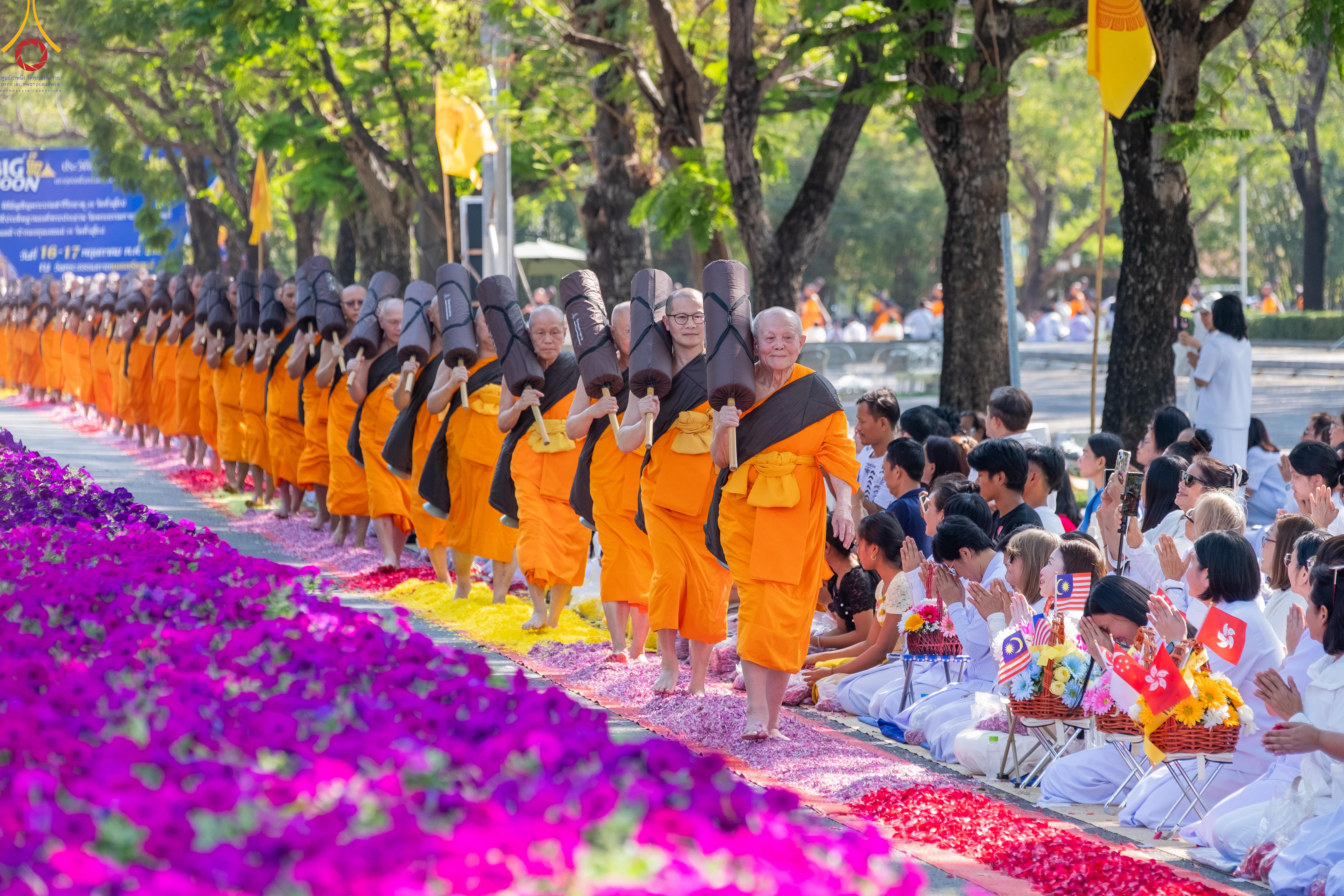ภาพ No. 304740 : วันที่ 25 มกราคม พ.ศ. 2569 พิธีต้อนรับพระธรรมยาตรา (ภาพชุดที่ 2) รร.สามัคคีราษฏร์บำรุง-วัดพระธรรมกาย ในโครงการธรรมยาตรา กตัญญูบูชา มหาปูชนียาจารย์ พระมงคลเทพมุนี(สด จนฺทสโร) พระผู้ปราบมาร อนุสรณ์สถาน 7 แห่ง ปีที่ 14