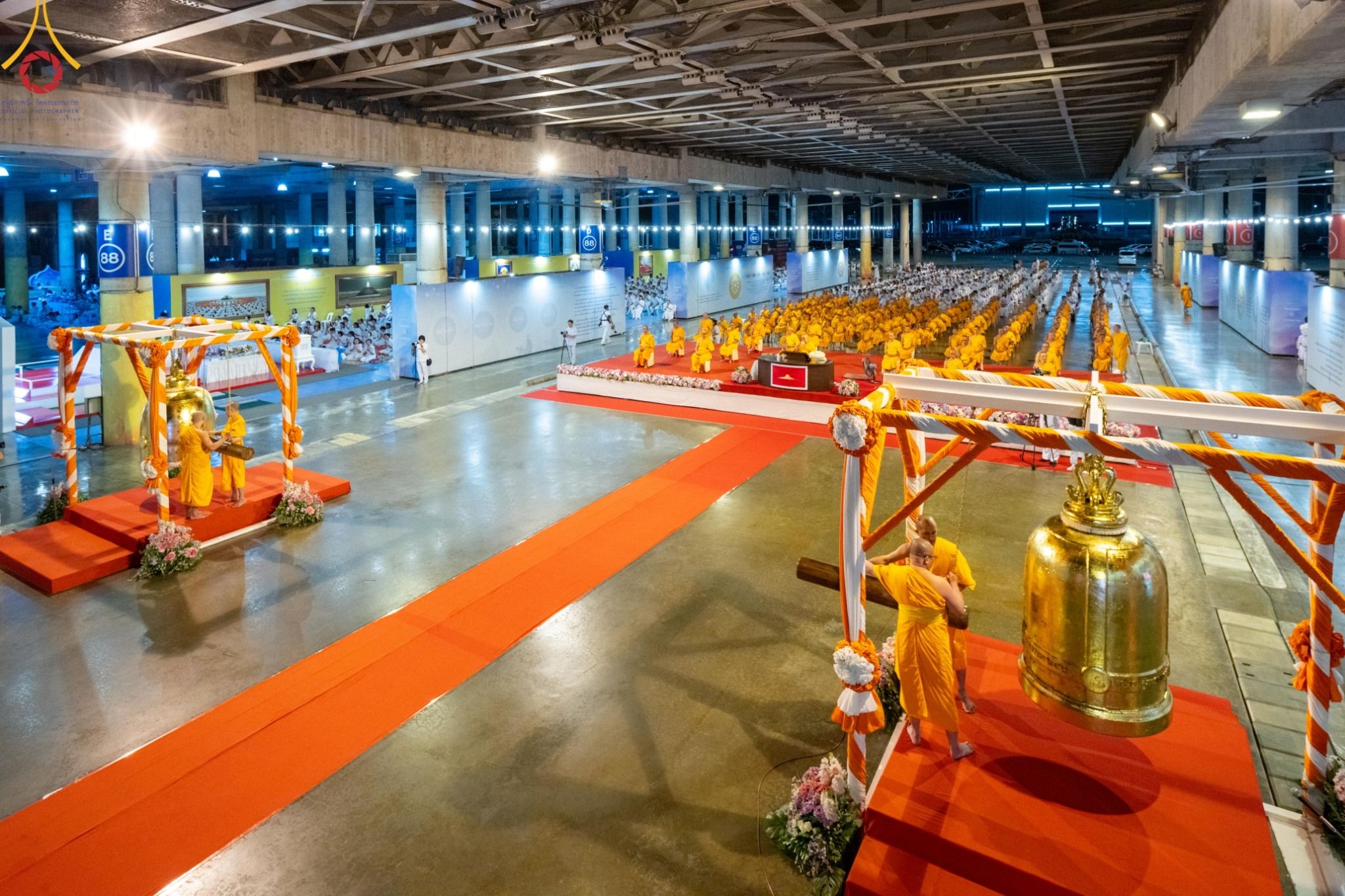 ภาพ No. 150415 : พิธีจุดประทีป และพิธีฉลองชัยสวดมนต์ บทธัมมจักกัปปวัตตนสูตร ครบ 6,668,272,727 จบ เนื่องในวันธรรมชัย 27 สิงหาคม พ.ศ. 2567 ณ มหารัตนวิหารคด วัดพระธรรมกาย