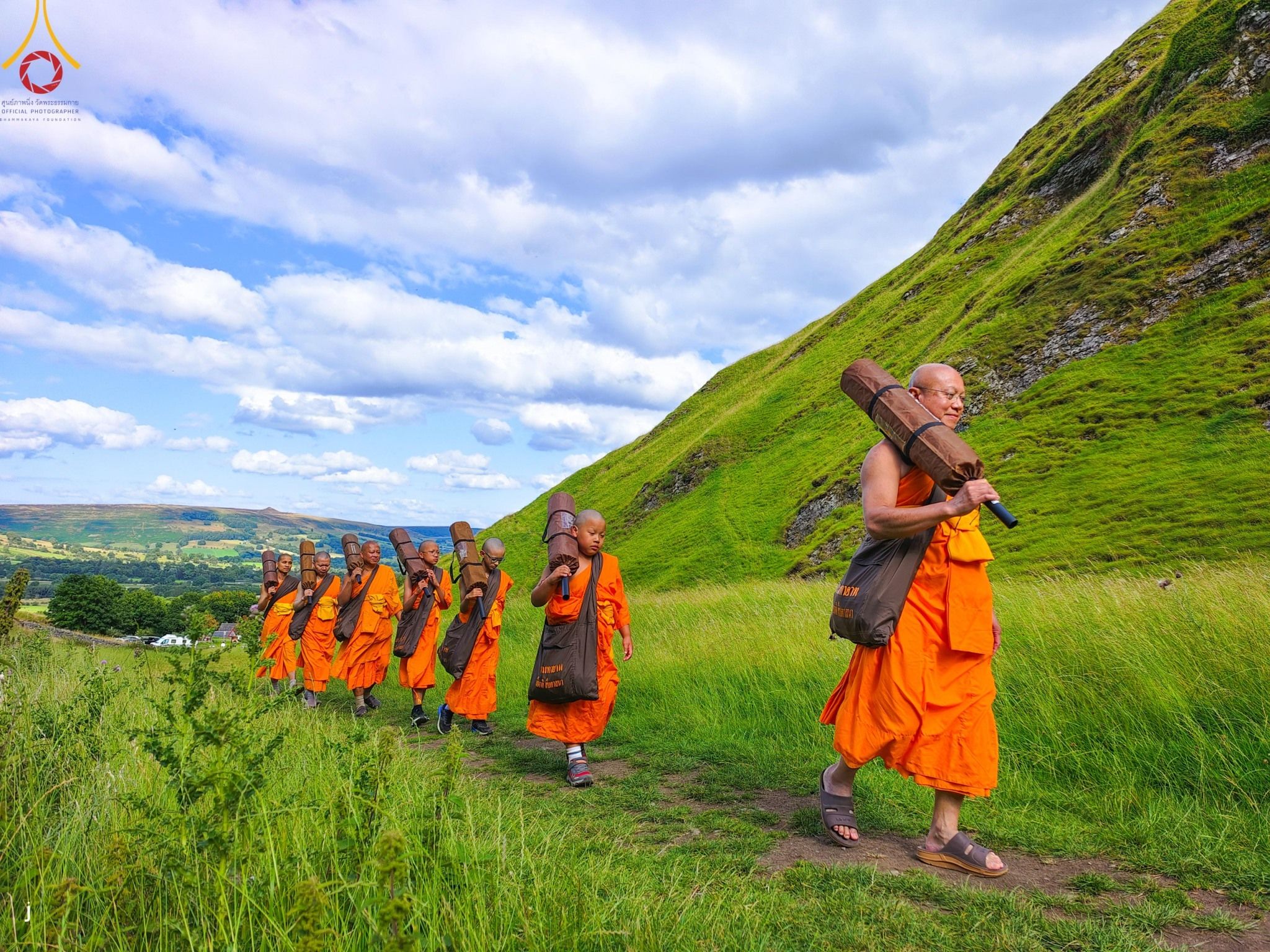 ภาพ No. 148815 : คณะสงฆ์และสามเณร วัดพระธรรมกายแมนเชสเตอร์  สหราชอาณาจักร จัดเดินธรรมยาตราที่ Peak District National Park , New Mills central , Upper Derwent Visitor Centre, Hope Valley วันอังคารที่ 6 สิงหาคม พ.ศ. 2567