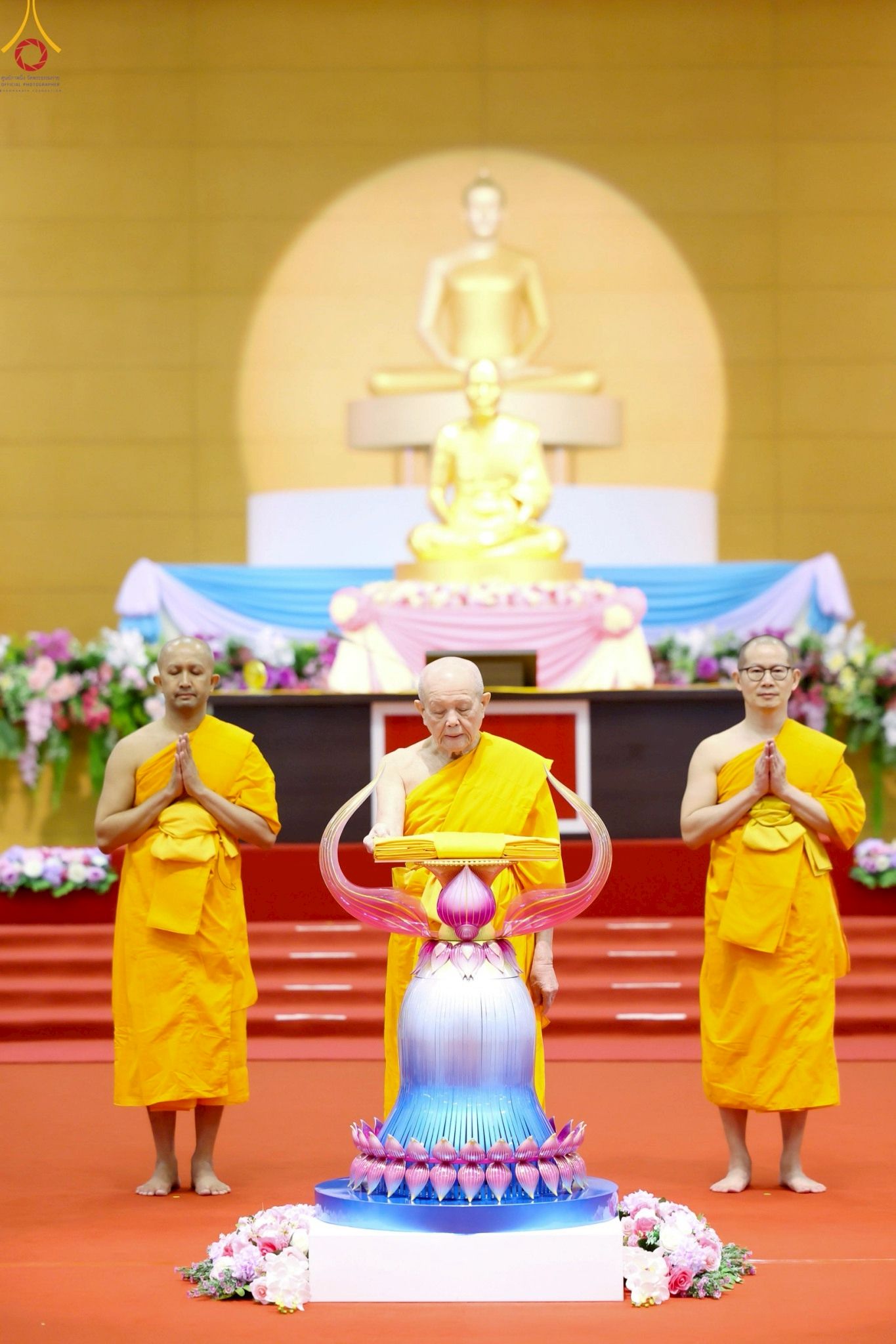 ภาพ No. 251748 : วันที่ 10 ตุลาคม พ.ศ. 2568 พิธีทอดผ้าป่าสมทบกฐินวัดพระธรรมกาย และสมทบกฐิน 30,000 กว่าวัดทั่วประเทศ ครั้งที่ 3 ณ สภาธรรมกายสากล วัดพระธรรมกาย