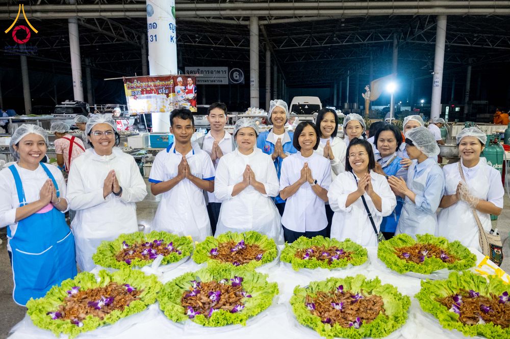 ภาพ No.303455:วันที่ 27 มกราคม พ.ศ. 2569 พิธีถวายภัตตาหารเป็นสังฆทาน แด่พระธรรมยาตรา ณ วัดพระธรรมกาย  จังหวัดปทุมธานี ในโครงการธรรมยาตรา กตัญญูบูชา มหาปูชนียาจารย์ พระมงคลเทพมุนี(สด จนฺทสโร) พระผู้ปราบมาร อนุสรณ์สถาน 7 แห่ง ปีที่ 14