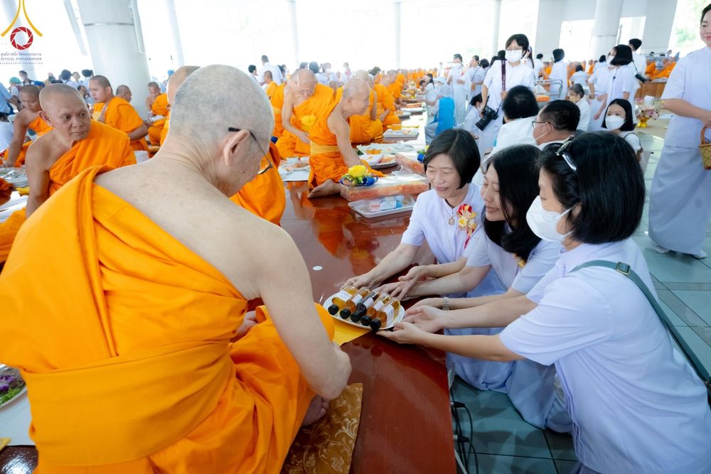 ภาพ No.205756:พิธีสวดพระพุทธมนต์ และถวายภัตตาหารเมนูสวรรค์แด่พระภิกษุ สามเณร วันจันทร์ที่ 3 กุมภาพันธ์ พ.ศ. 2568 ณ หอฉันคุณยายอาจารย์ฯ วัดพระธรรมกาย