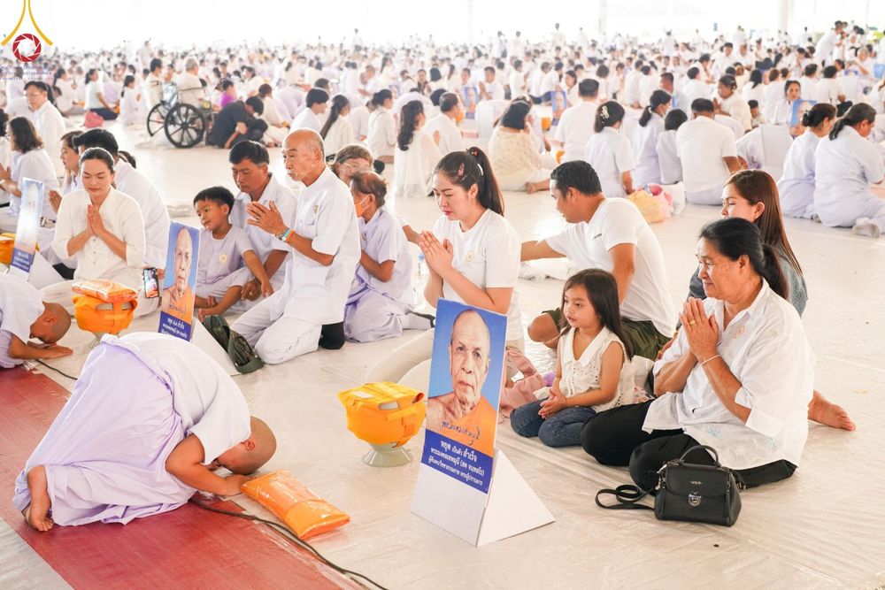 ภาพ No.133981:พิธีขอขมามอบผ้าไตร โครงการบรรพชาสามเณร ศูนย์อบรมวัดพระธรรมกาย ณ วัดพระธรรมกาย วันเสาร์ที่ 6 เมษายน พ.ศ. 2567