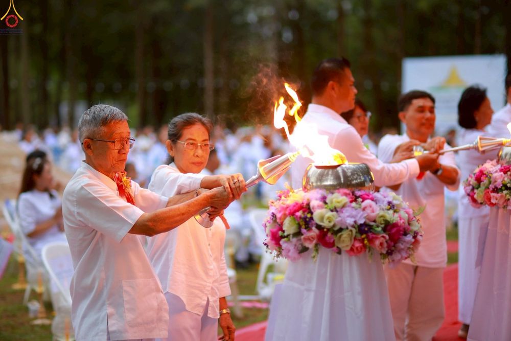 ภาพ No.238420:วันเสาร์ที่ 9 สิงหาคม พ.ศ. 2568 พิธีกลั่นแผ่นดิน โปรยทราย และจุดประทีปถวายเป็นพุทธบูชา จ.ระยอง สถาปนาองค์พระเจดีย์เพื่อสร้างสันติภาพโลก ณ ศูนย์ปฏิบัติธรรมระยอง(บ้านช่องลม) ต.บางบุตร อ.บ้านค่าย จ.ระยอง