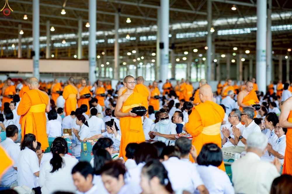 ภาพ No.240472:วันพุธที่ 27 สิงหาคม พ.ศ. 2568 พิธีตักบาตร ในวันธรรมชัย ณ วัดพระธรรมกาย จ.ปทุมธานี