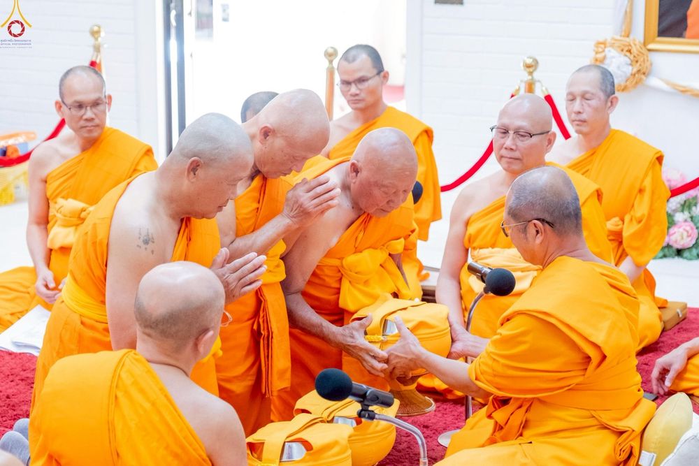 ภาพ No.252311:วันที่ 4-5 ตุลาคม พ.ศ. 2568  วัดพระธรรมกายแคลิฟอร์เนีย ประเทศสหรัฐอเมริกา ได้จัดพิธีตัดปอยผม โดยคณะสงฆ์ ญาติ ๆ และสาธุชน ให้กับนาคธรรมทายาท 8 ท่าน และได้จัดพิธีบรรพชา-อุปสมบท ฉลองพิธีทอดกฐินบรมจักรพรรดิ สร้างอุโบสถ 82 ปี บูชาธรรมหลวงพ่อธัมมชโย