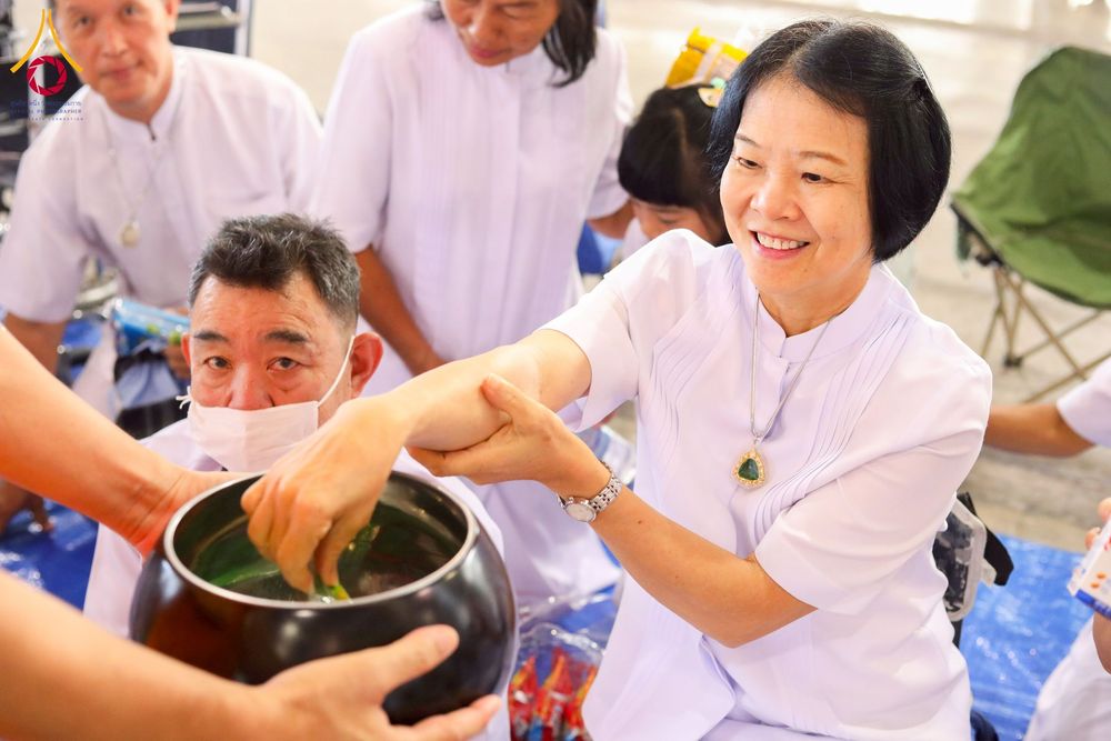 ภาพ No.256844:วันที่ 5 ตุลาคม พ.ศ. 2568 พิธีตักบาตร ข้าวสารอาหารแห้ง ณ บ้านแก้วเรือนทองคุณยายฯ สภาธรรมกายสากล วัดพระธรรมกาย