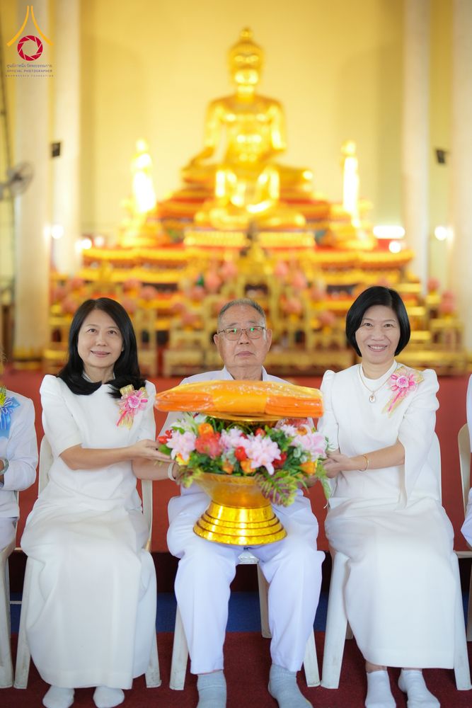 ภาพ No.278585:วันอาทิตย์ที่ 14 ธันวาคม พ.ศ.2568  พิธีเวียนประทักษิณ พิธีวันทาสีมาพระประธาน โครงการบวชบูชาธรรมมหาปูชนียาจารย์ ของศูนย์ปฏิบัติธรรมบุรีรัมย์ ณ วัดกลาง พระอารามหลวง จังหวัดบุรีรัมย์